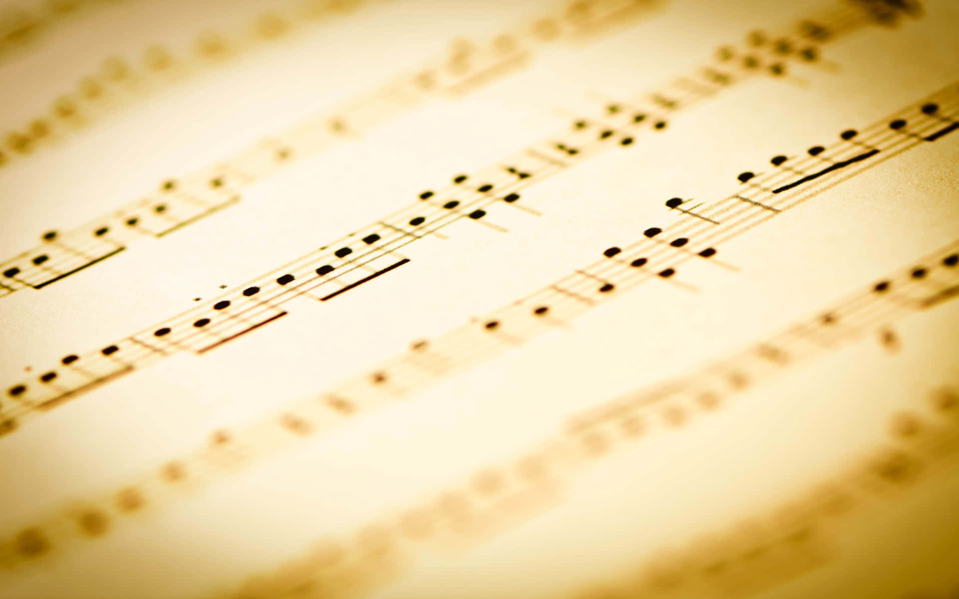 Music Notes 桌布 壁紙 — 復古樂譜特寫，帶有溫暖的金色色調和淺景深，突出音樂音符。