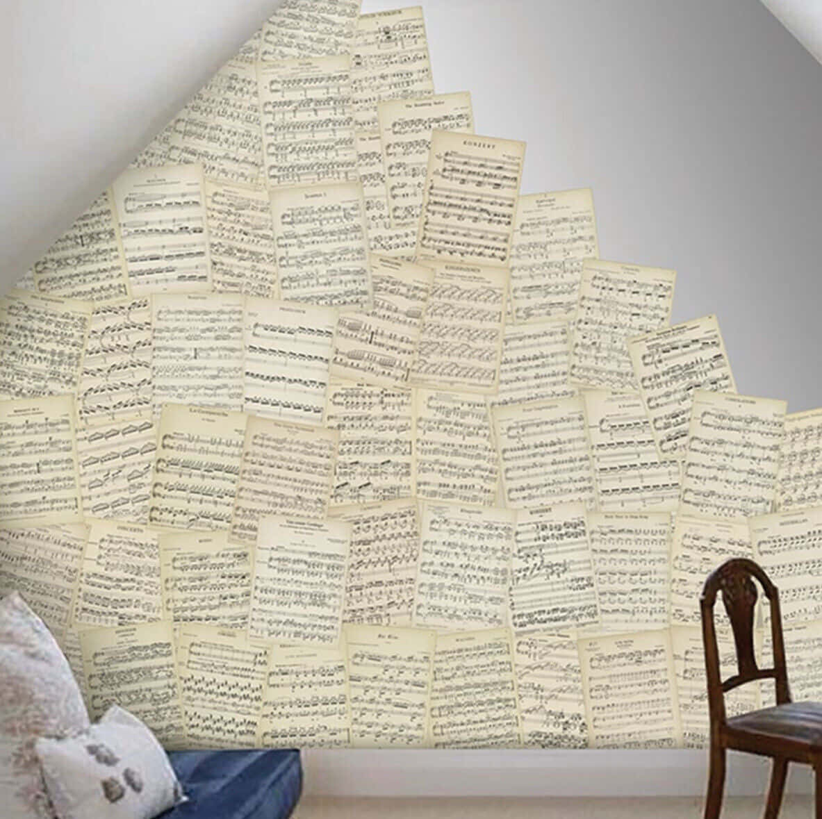 paper 桌布 壁紙 — 復古樂譜紙覆蓋傾斜的閣樓牆壁，旁邊有木椅和花卉抱枕。