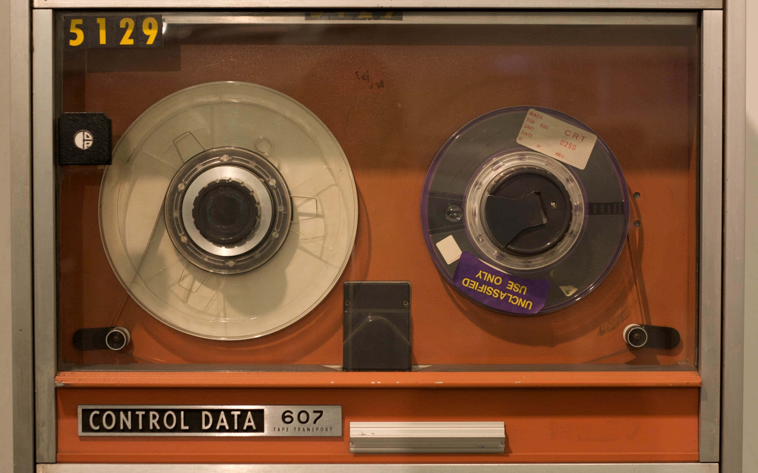 1980s 桌布 壁紙 — 復古橙色 Control Data 607 磁帶傳輸裝置，裝有兩個捲軸，其中一個標示為僅限非機密使用。