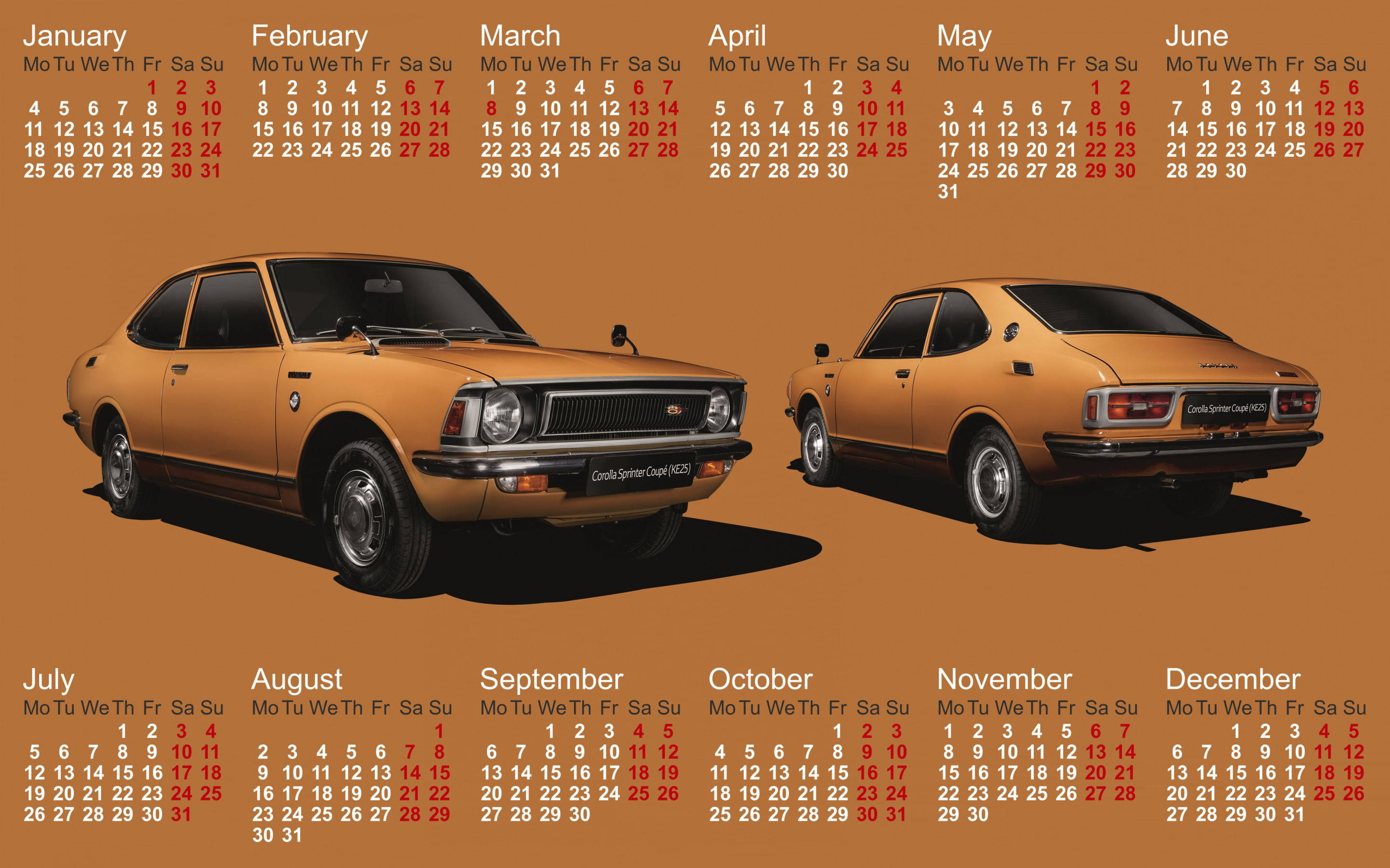 Calendar 桌布 壁紙 — 復古橙色 Datsun 240Z 汽車在溫暖的棕色日曆背景前顯示正面和背面。