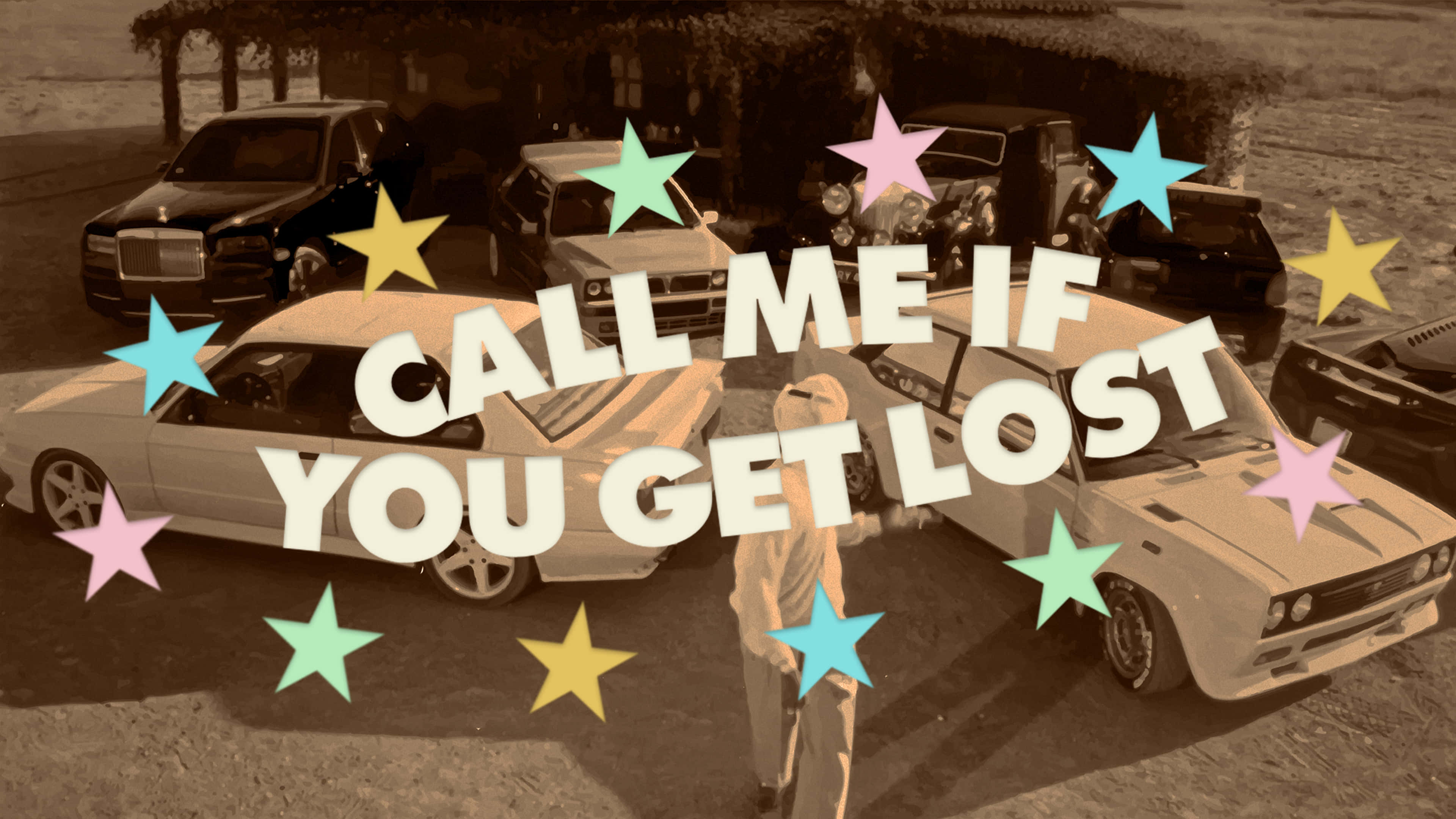 Call Me If You Get Lost 桌布 壁紙 — 復古汽車場景，一個人站在經典車輛之間，背景是棕褐色天空，點綴著彩色星星和粗體文字。