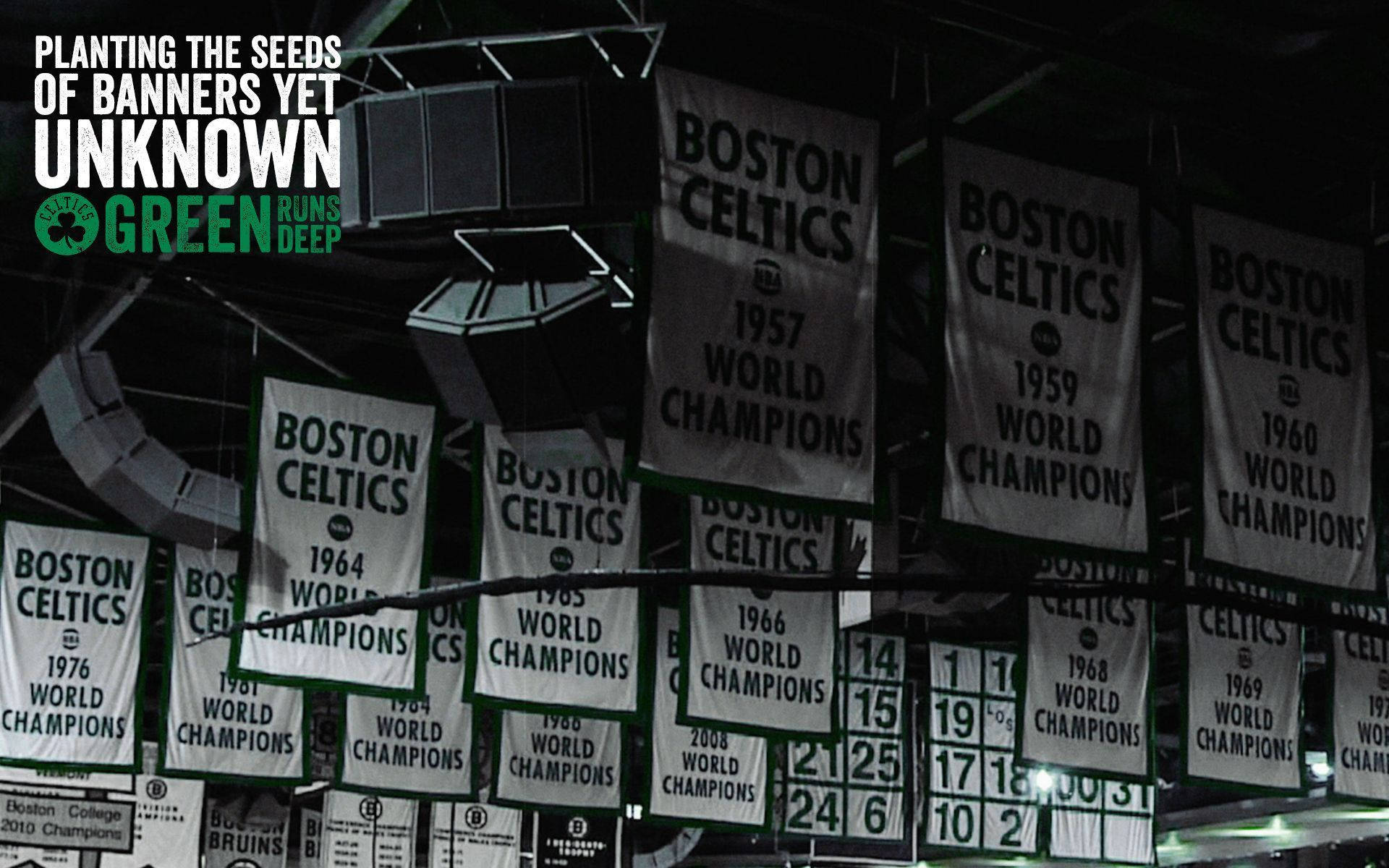 Celtics 桌布 壁紙 — 復古波士頓塞爾提克冠軍旗幟在擁擠的場館天花板上昏暗地懸掛著。