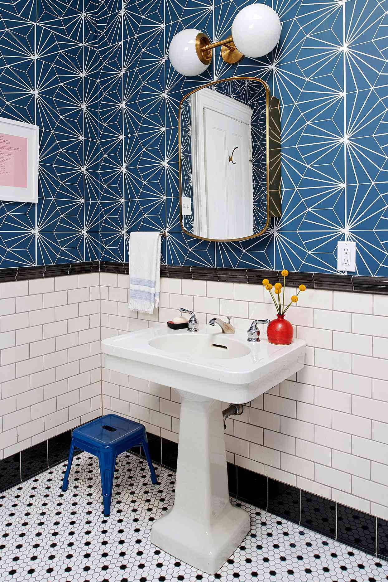 Floor Tiles 桌布 壁紙 — 復古浴室，配有藍色幾何圖案壁紙、白色立柱洗手盆和黑白瓷磚地板。