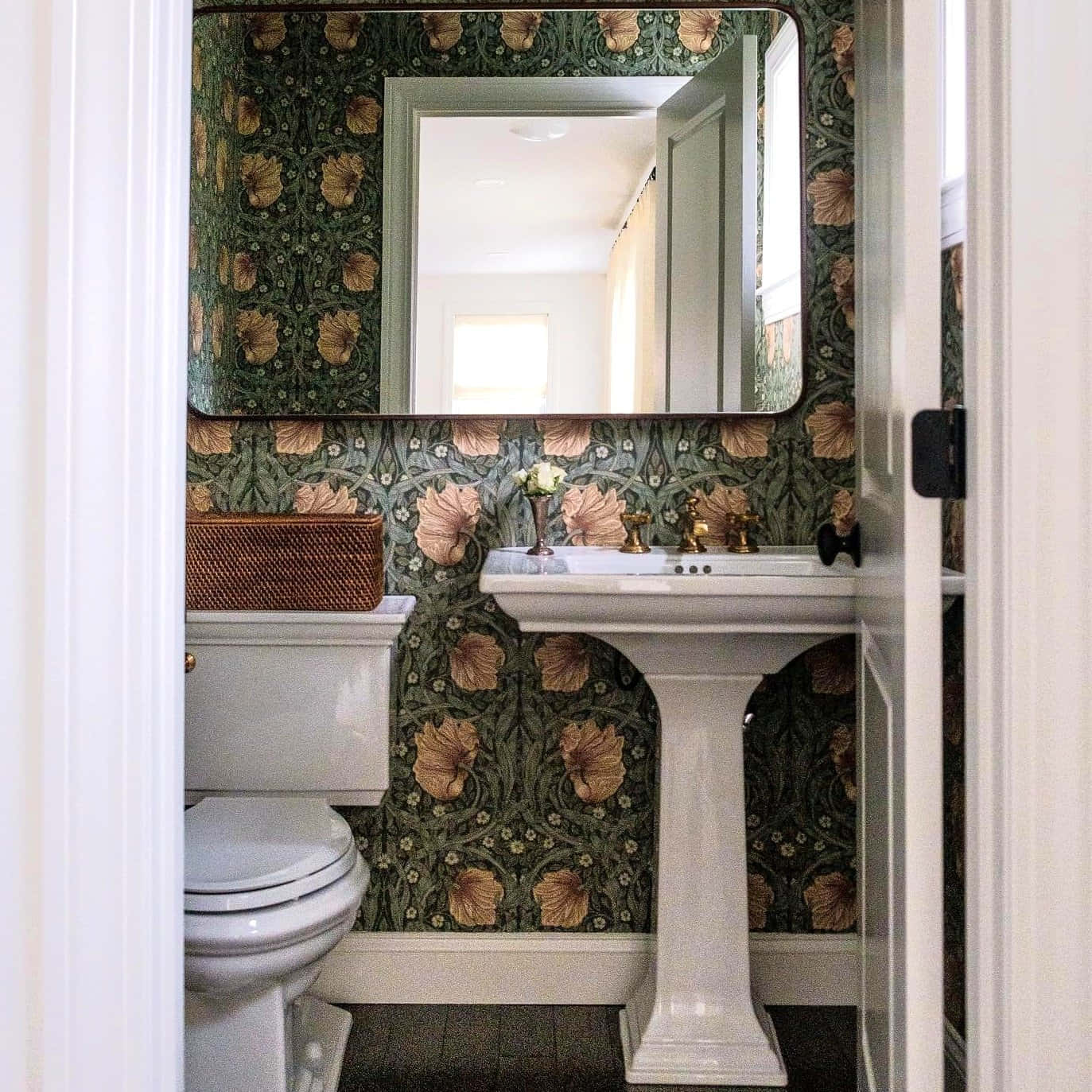 Bathroom Decor 桌布 壁紙 — 復古浴室，飾有華麗的綠色和金色花卉壁紙，環繞著白色底座洗手盆和馬桶，下方有鏡子。