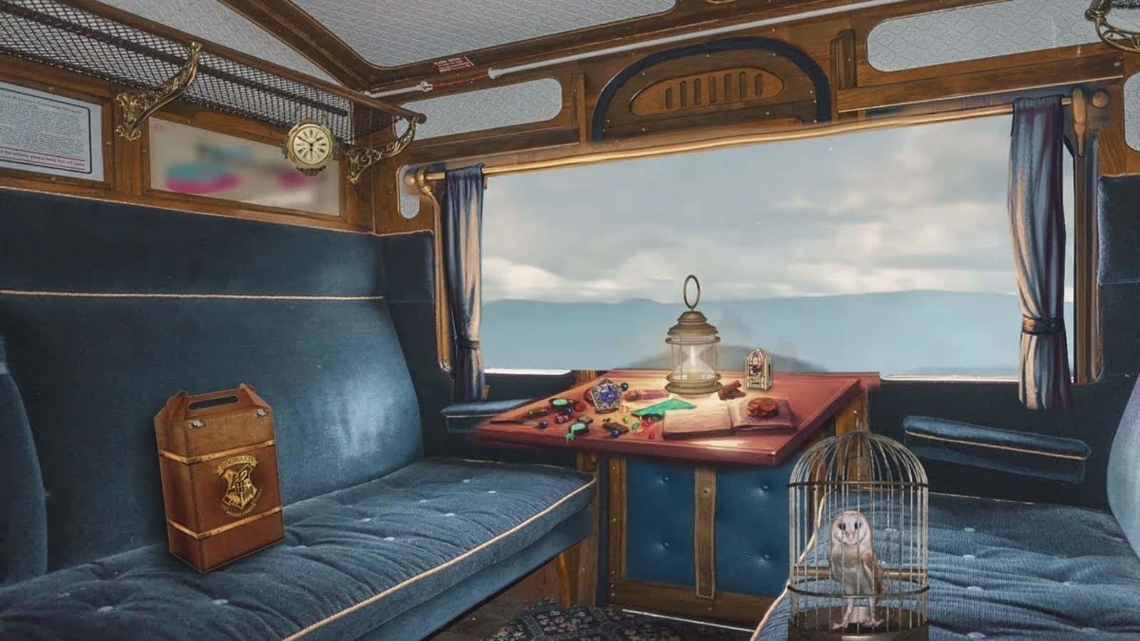 The Hogwarts Express Train 桌布 壁紙 — 復古火車車廂內部，設有藍色天鵝絨座椅、一張木桌，桌上放著燈籠和籠中的貓頭鷹，俯瞰霧氣繚繞的山脈。