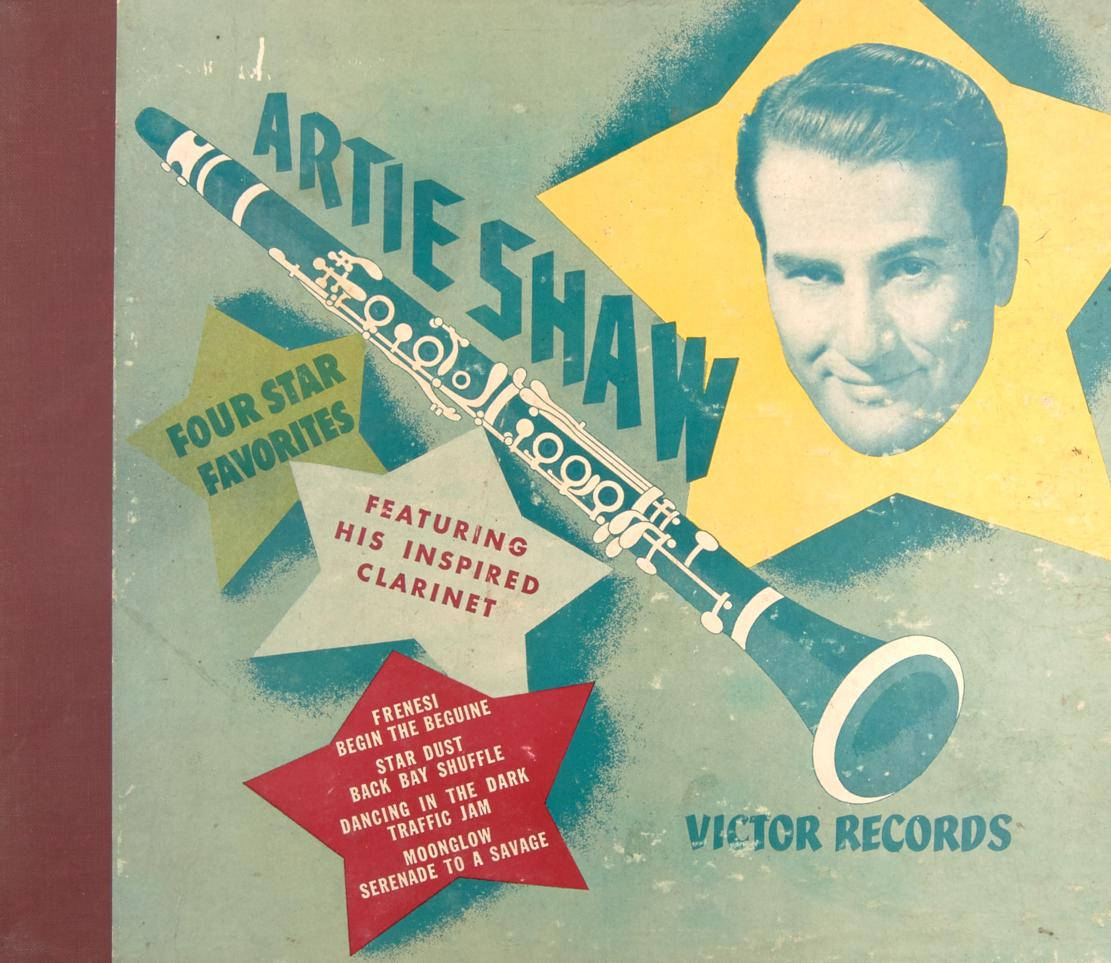 Album Cover 桌布 壁紙 — 復古爵士專輯封面，Artie Shaw 微笑肖像，單簧管斜跨彩色星形圖案。