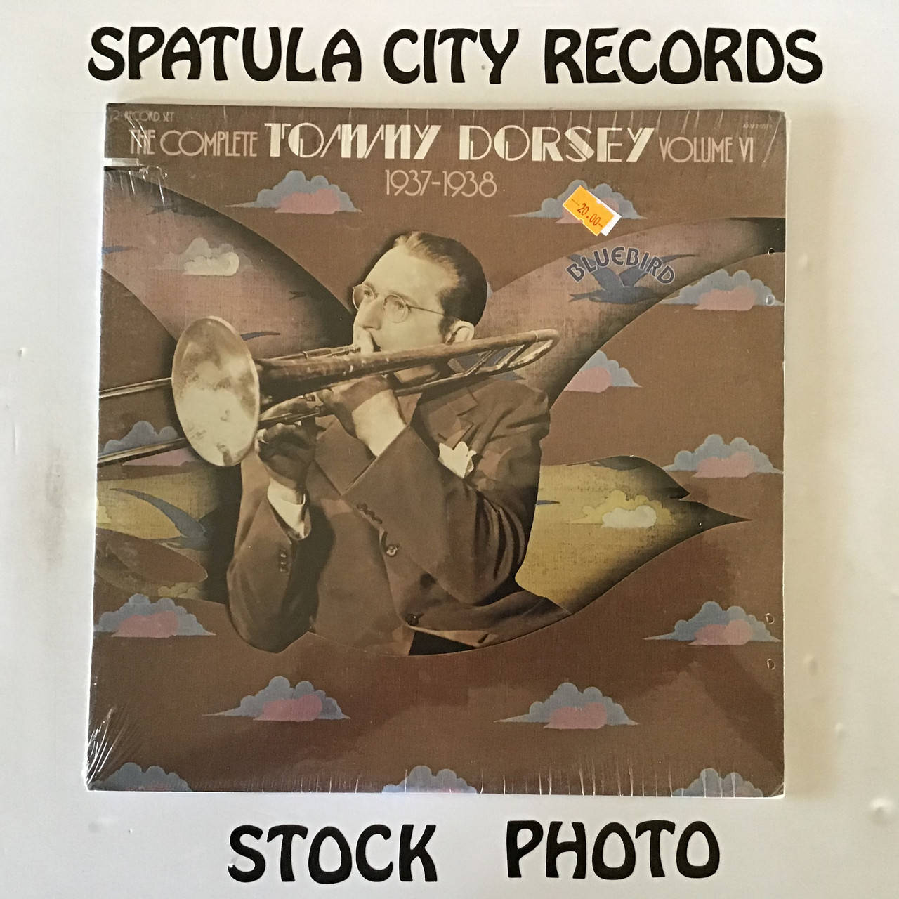 album 桌布 壁紙 — 復古爵士專輯封面，Tommy Dorsey 在風格化的天空背景下演奏長號，天空中有雲和鳥。