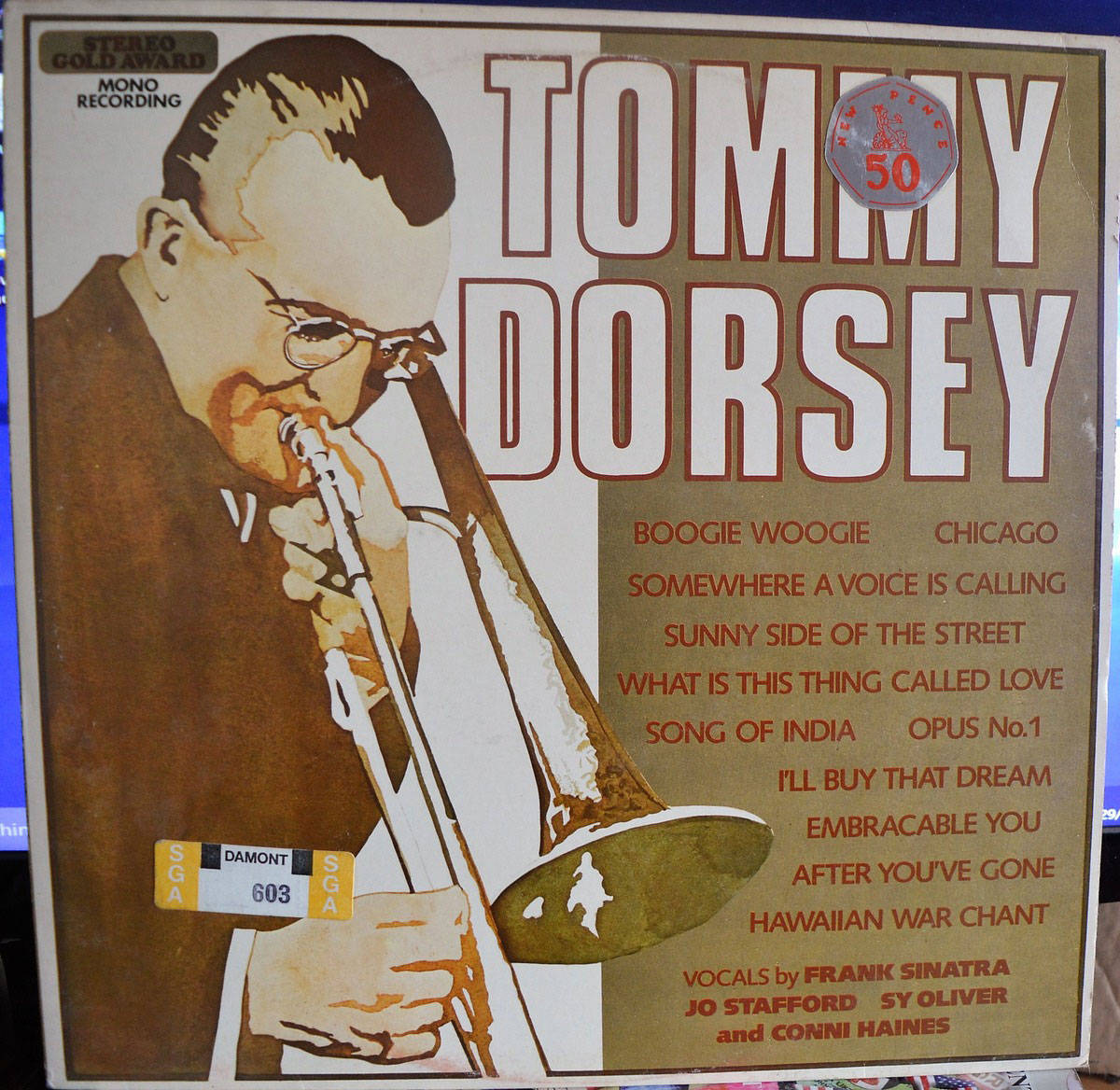 album 桌布 壁紙 — 復古爵士專輯封面，Tommy Dorsey 演奏長號，搭配粗體字型和溫暖的棕褐色調。