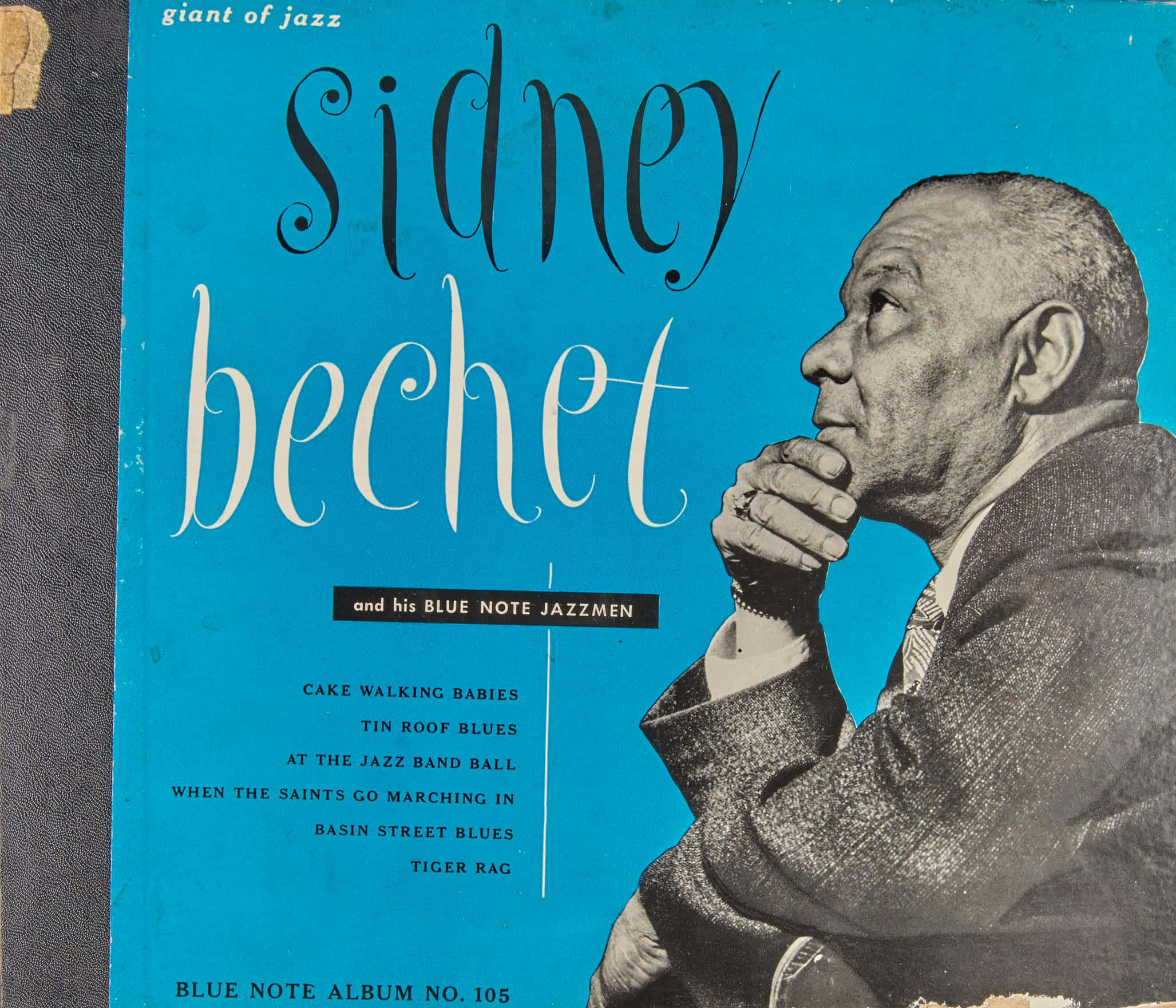 Album Cover 桌布 壁紙 — 復古爵士專輯封面，以Sidney Bechet側面輪廓搭配大膽藍色背景和優雅字體設計。