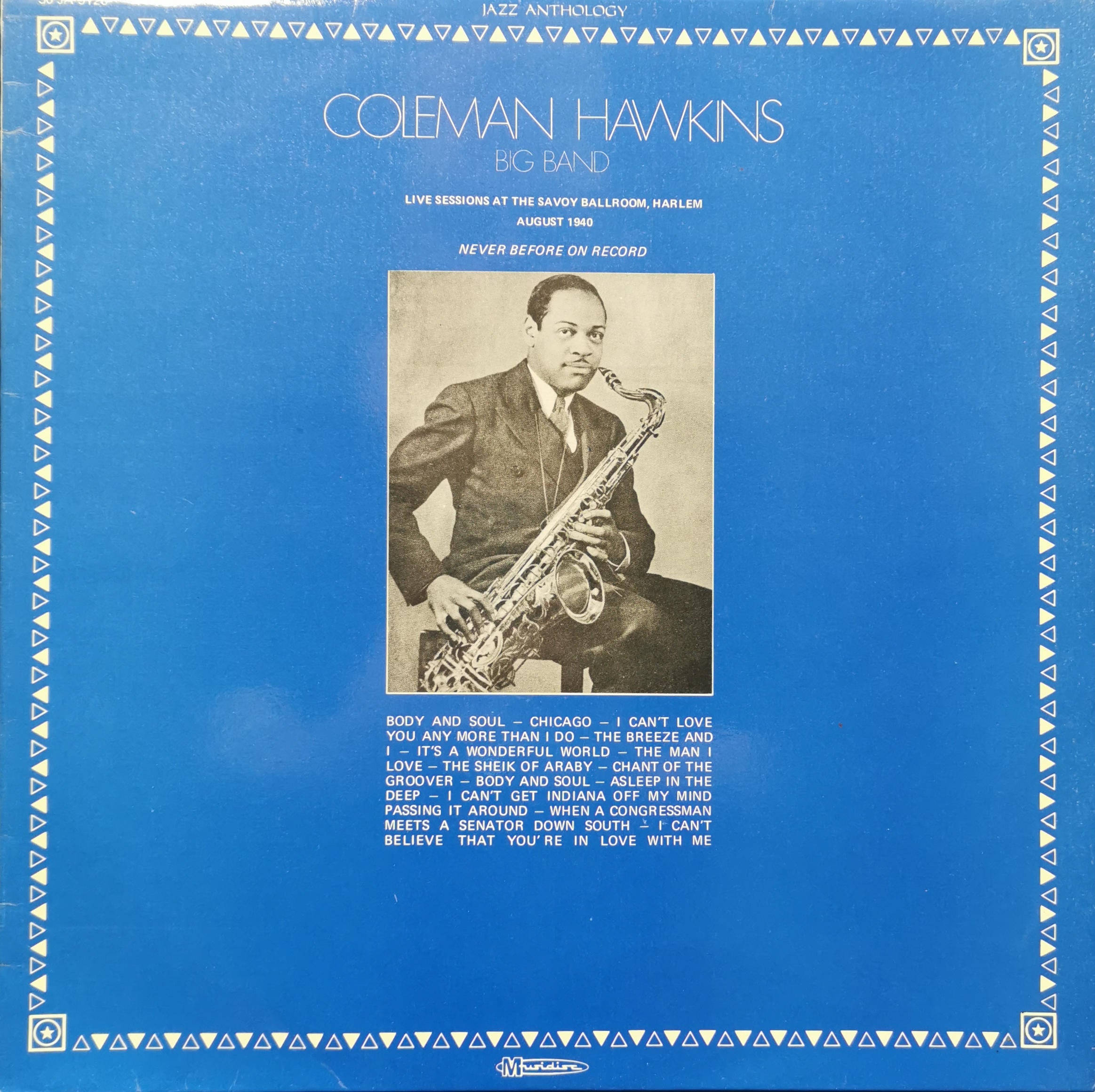 band 桌布 壁紙 — 復古爵士專輯封面，以黑白照片中的Coleman Hawkins手持薩克斯風，配以大膽的藍色背景和三角形邊框。