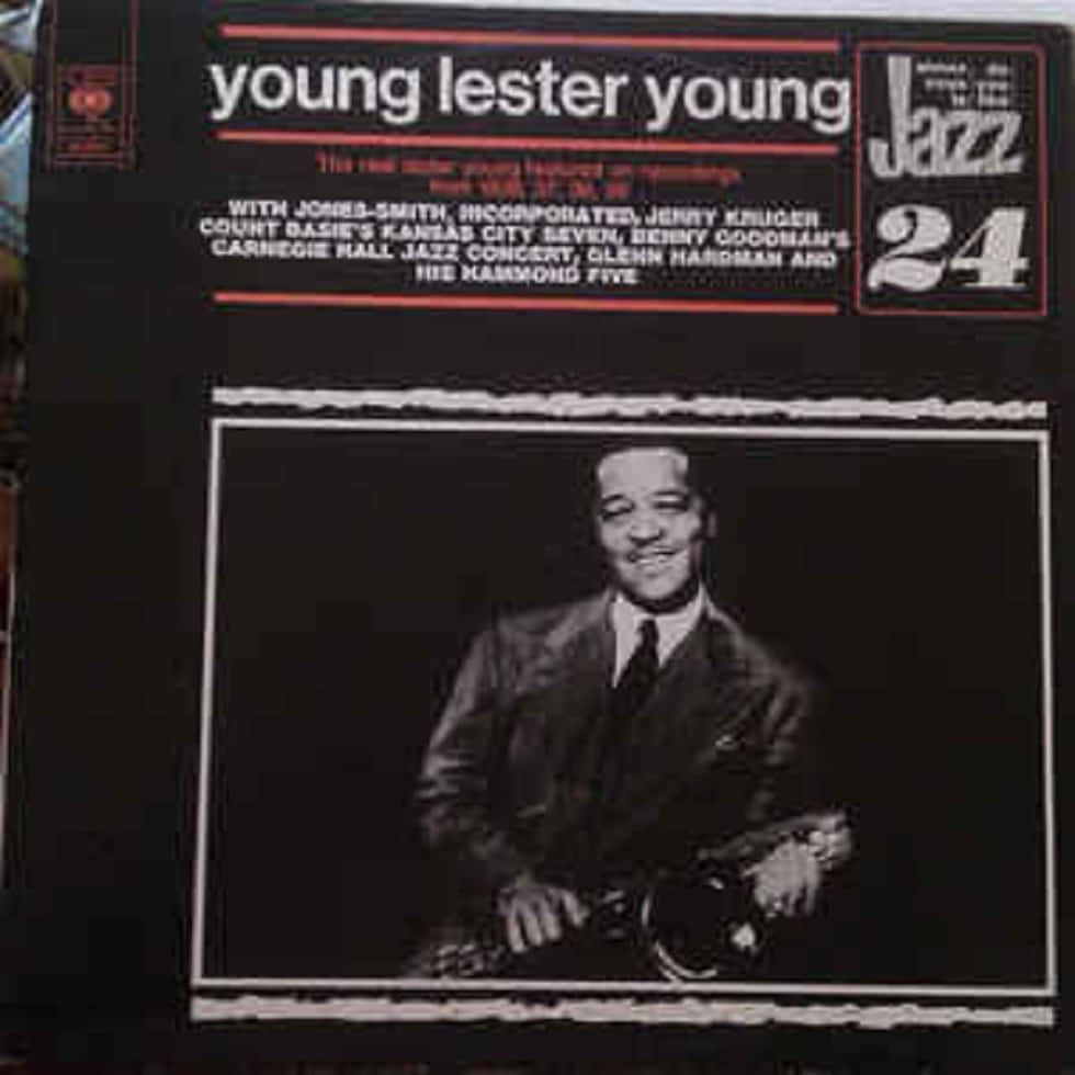 Celebrity 桌布 壁紙 — 復古爵士專輯封面，微笑的Lester Young身穿西裝，手持薩克斯風，黑色背景配紅色文字。