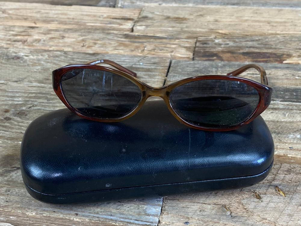 Sunglasses 桌布 壁紙 — 復古玳瑁太陽眼鏡放在一個磨損的黑色眼鏡盒上，置於質樸的木質表面。