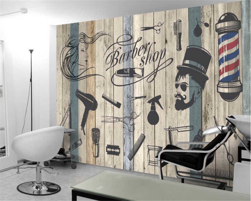 Barber 桌布 壁紙 — 復古理髮店壁畫，以木條背景和經典工具如剪刀和紅白藍柱為特色。