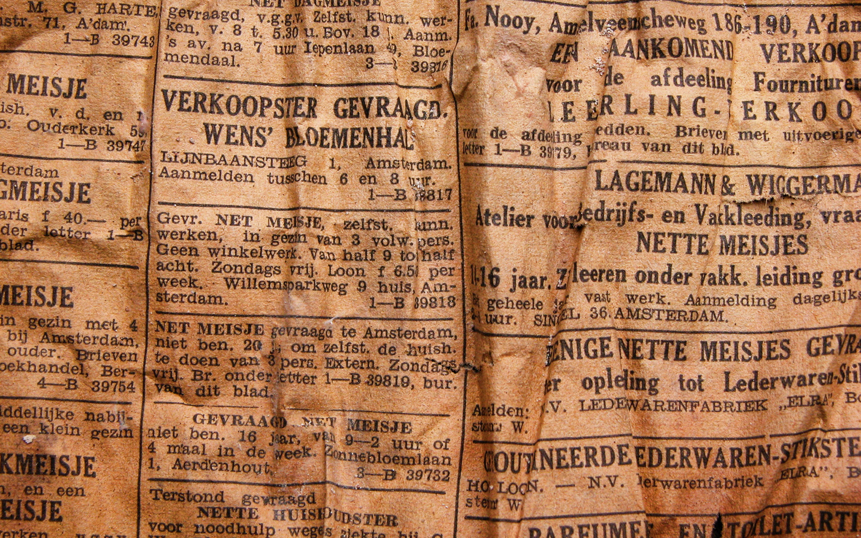 Old Paper 桌布 壁紙 — 復古發黃報紙頁面，帶有褪色的荷蘭分類廣告和撕裂邊緣。