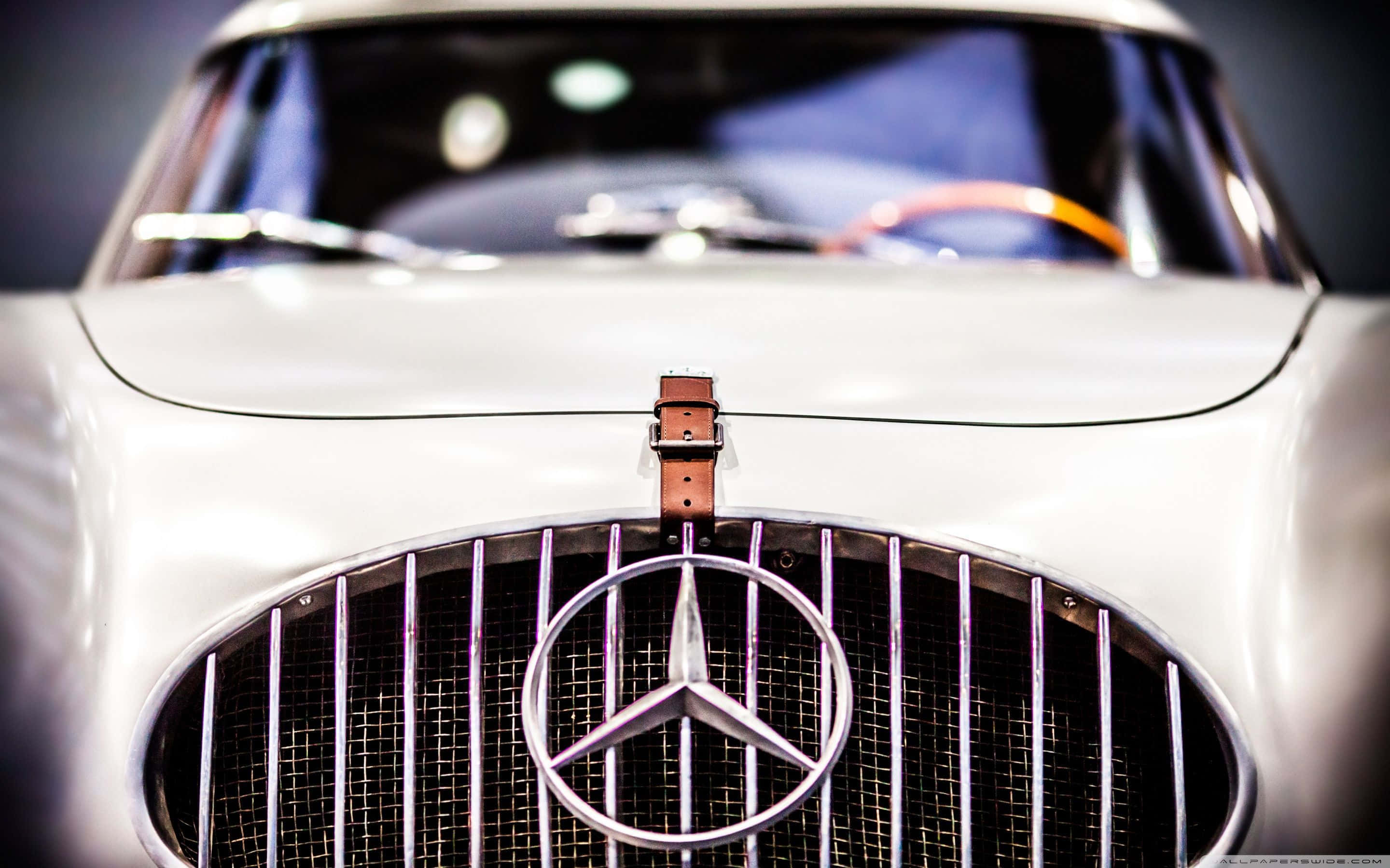 Classic Mercedes 桌布 壁紙 — 復古白色 Mercedes-Benz 格柵近距離特寫，帶有鍍鉻星形標誌和皮革帶細節。