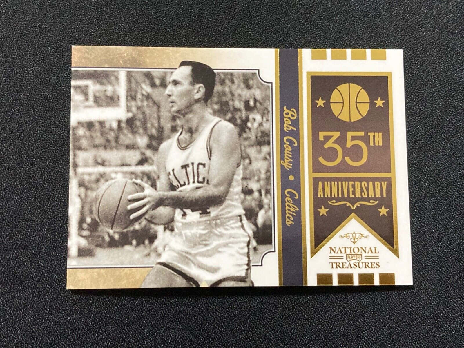 Man 桌布 壁紙 — 復古籃球卡， featuring Bob Cousy 身穿塞爾提克隊服，手持籃球，背景為深色紋理。