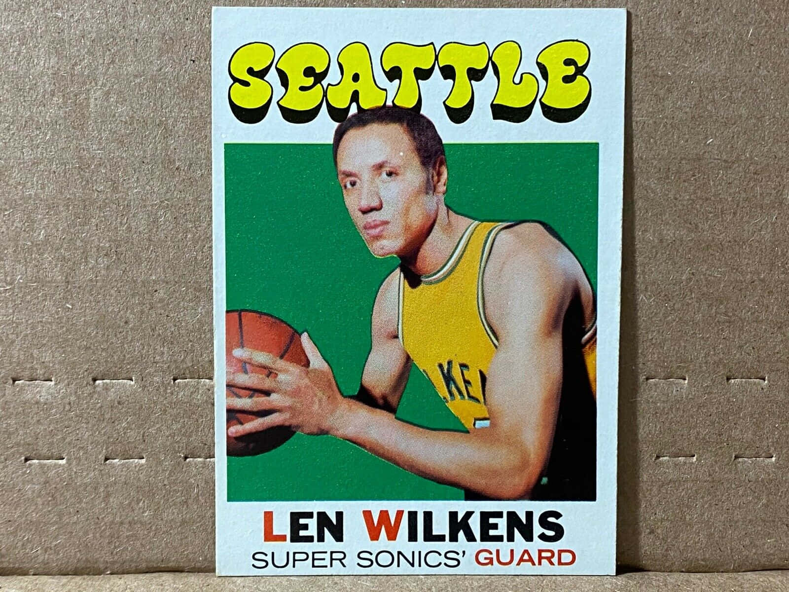 籃球 桌布 壁紙 — 復古籃球卡，Len Wilkens 身穿黃色球衣，在綠色背景前持球。