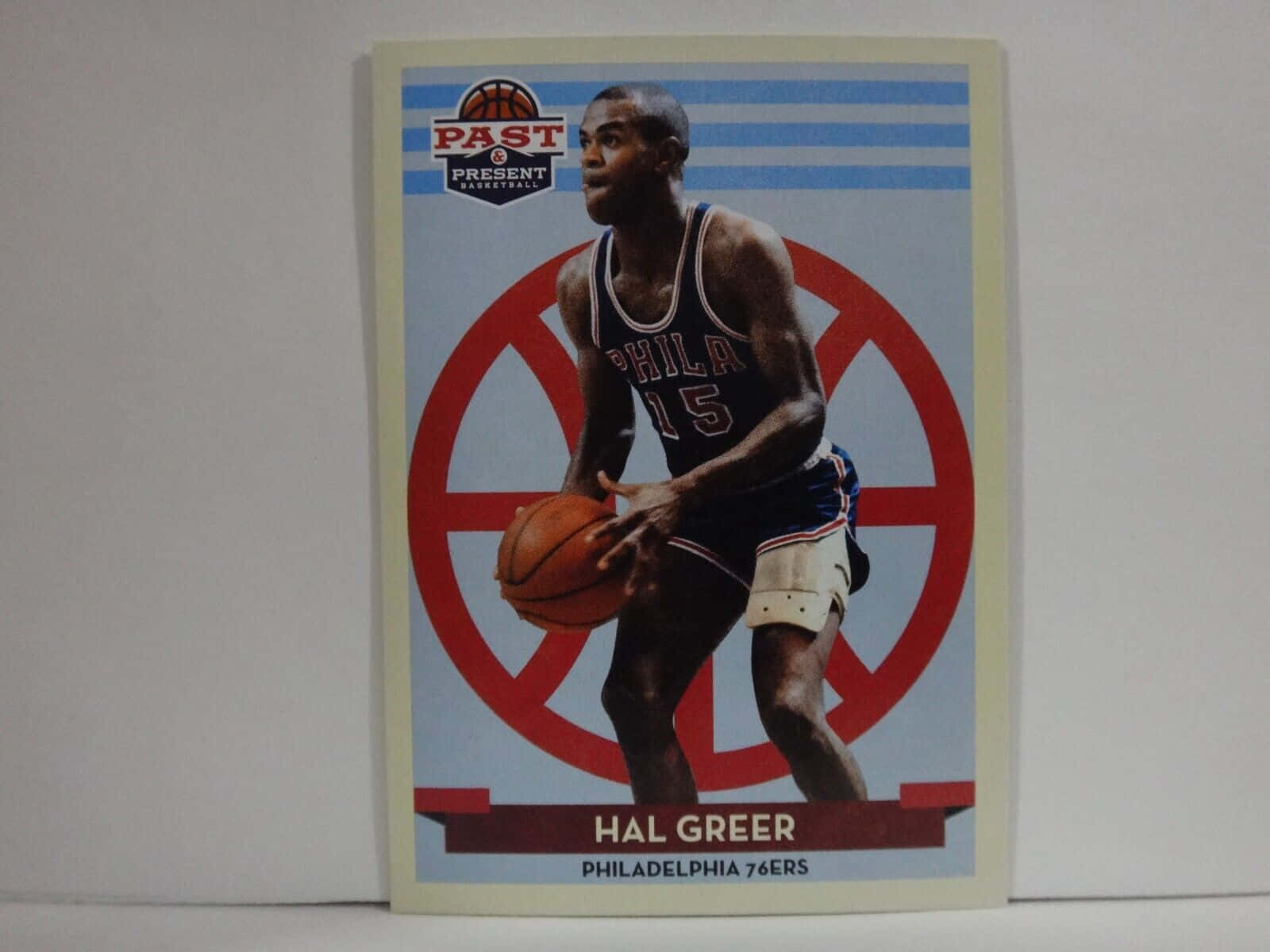 sport 桌布 壁紙 — 復古籃球卡，展示身穿費城76人隊球衣的Hal Greer在紅色圓形背景前運球。