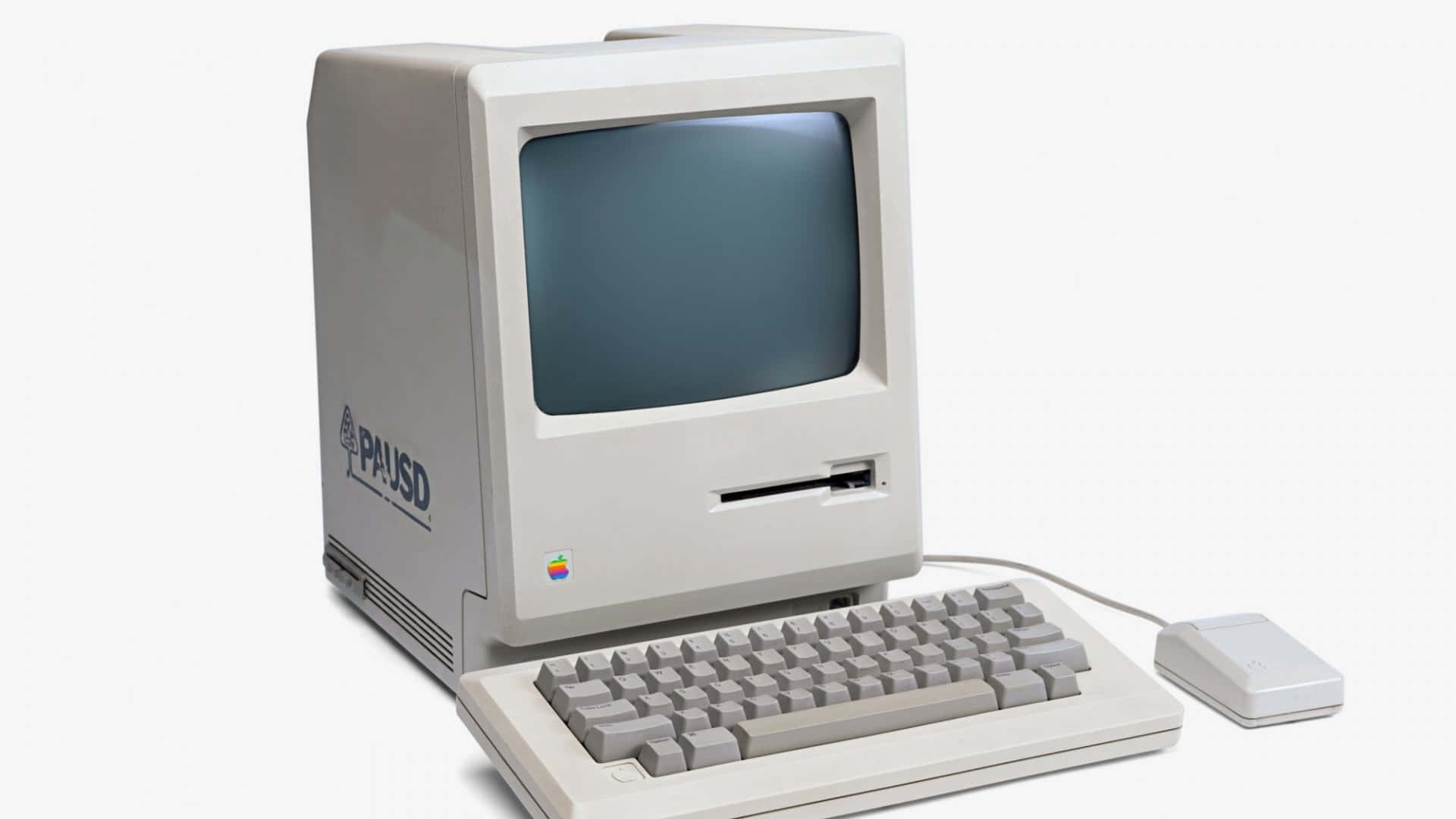 machines 桌布 壁紙 — 復古米色 Apple Macintosh 電腦，帶有集成顯示器鍵盤和滑鼠，置於純白色背景上。