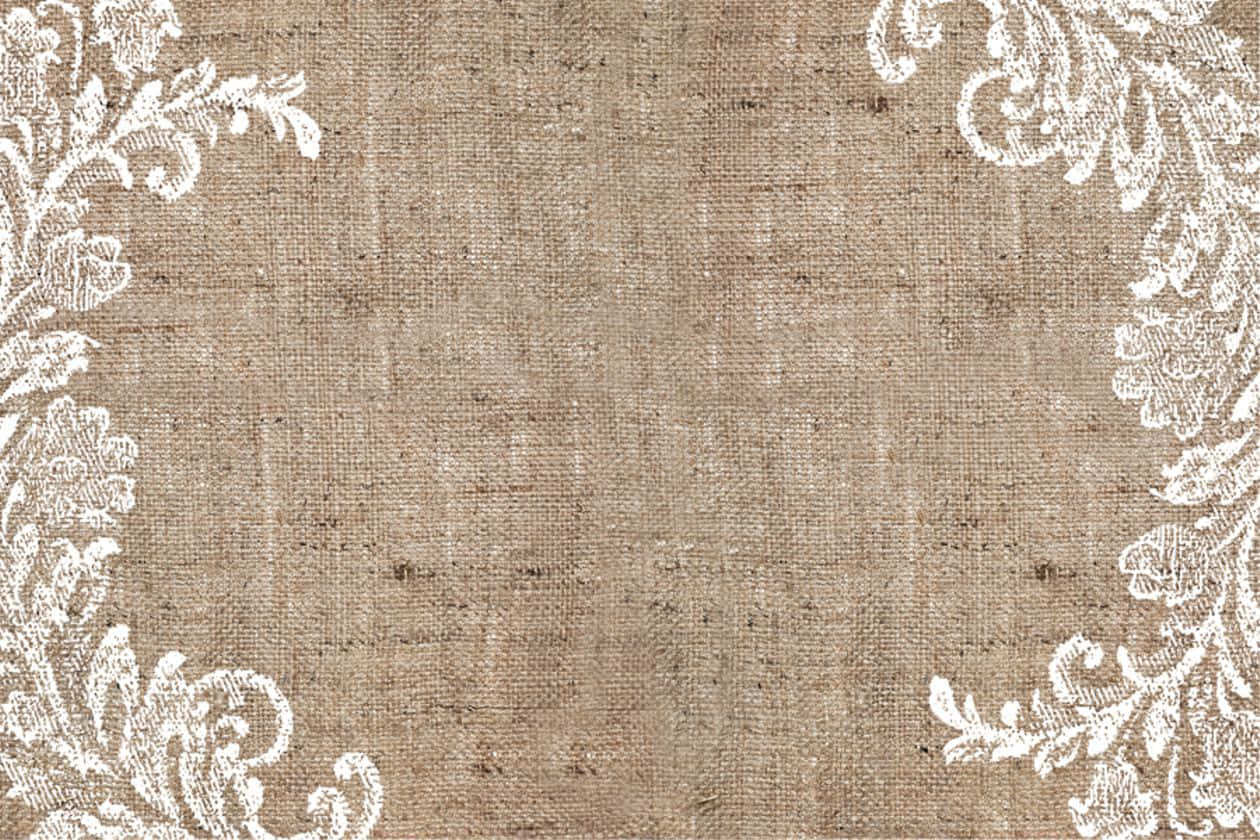Burlap 桌布 壁紙 — 復古米色粗麻布，角落飾有精緻的白色蕾絲花卉邊框。