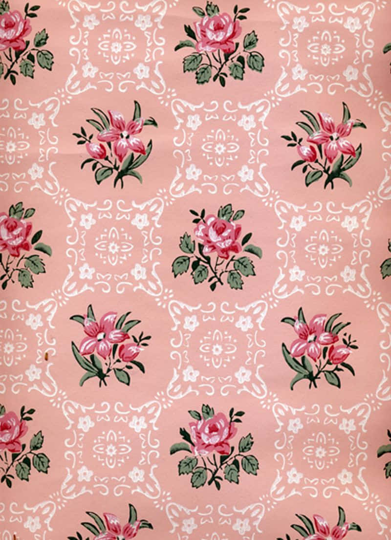 Pastel Vintage iPhone 桌布 壁紙 — 復古粉紅色壁紙，帶有重複花卉圖案和白色裝飾邊框。