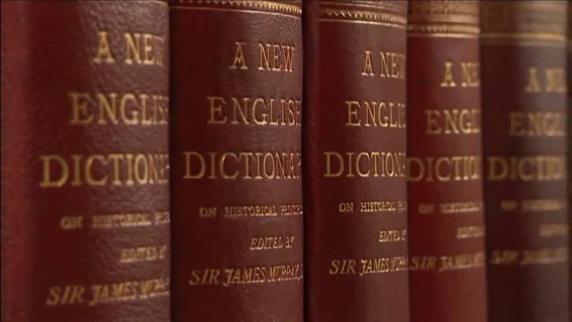 Dictionary 桌布 壁紙 — 復古紅色皮革裝訂字典的特寫，金色壓印標題排成一排。