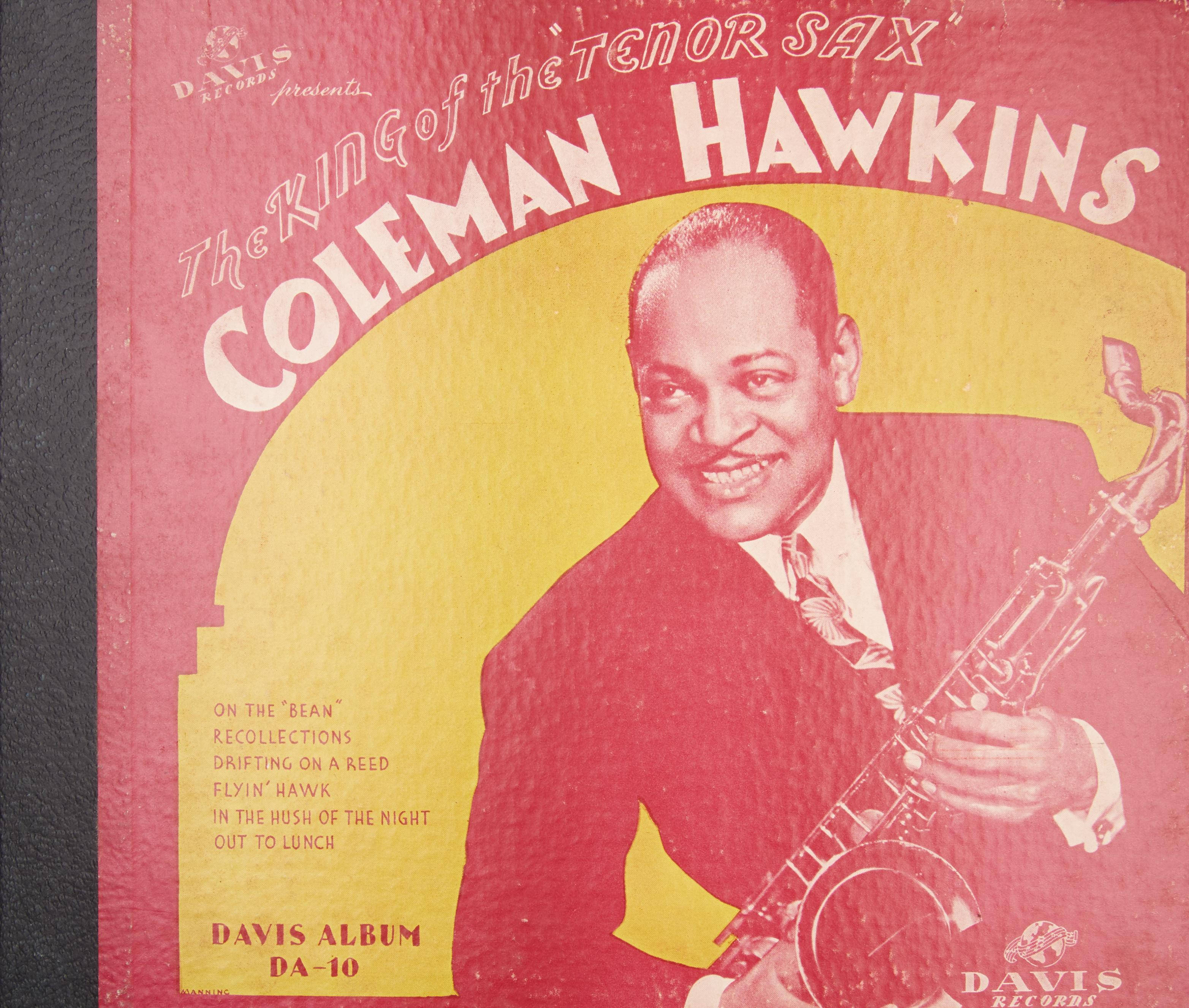 band 桌布 壁紙 — 復古紅黃色爵士樂專輯封面，微笑的薩克斯風手Coleman Hawkins手持樂器。