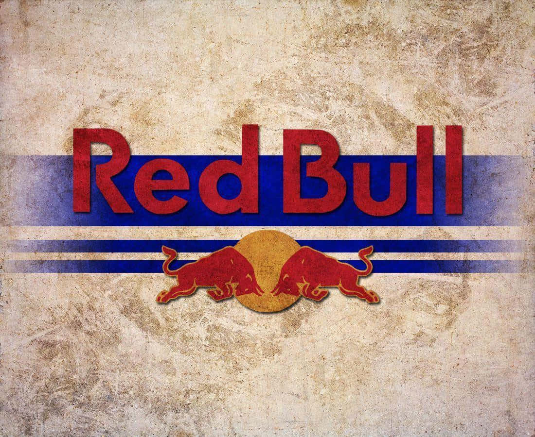 紅牛 桌布 壁紙 — 復古紋理壁紙，Red Bull 標誌，兩頭紅色公牛衝向黃色圓圈，背景為風化米色。