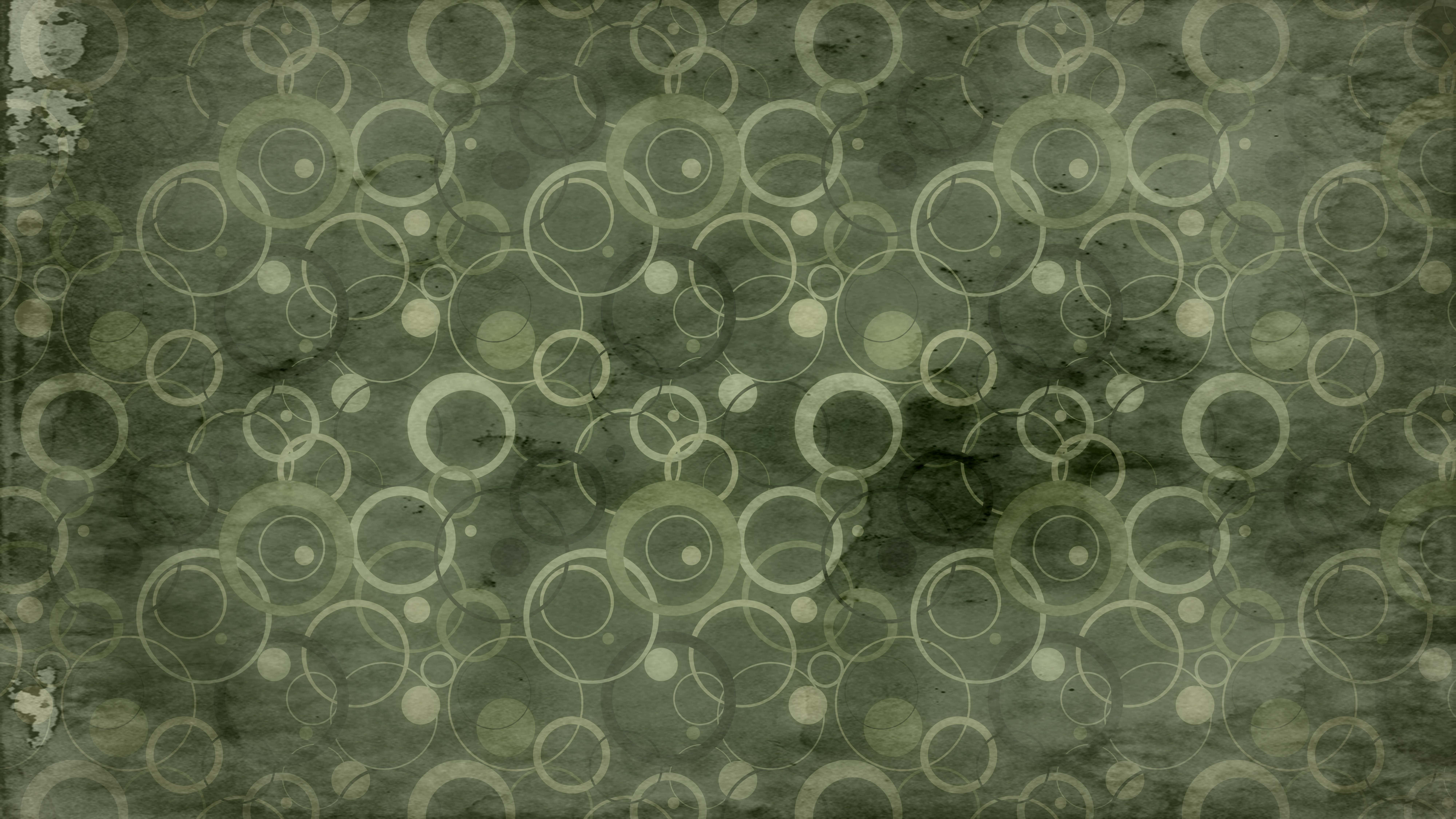 Dark Green Grunge 桌布 壁紙 — 復古紋理壁紙，帶有柔和綠色和米色色調的重疊圓圈。