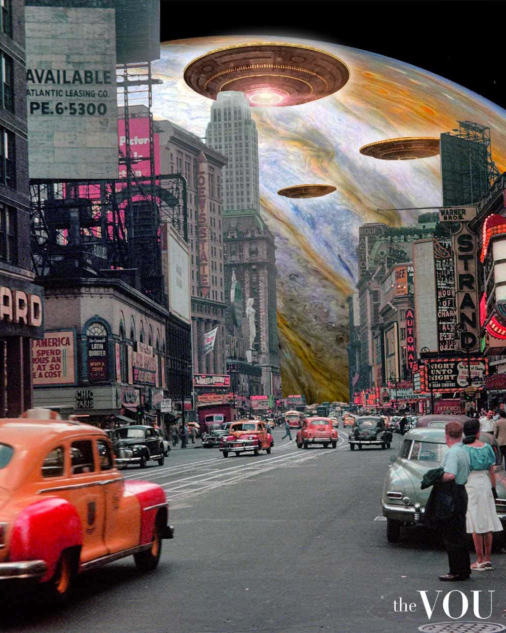 Aesthetic Retro 桌布 壁紙 — 復古紐約街景，飛碟懸浮於摩天大樓和經典汽車之上。
