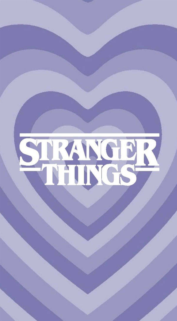 Stranger Things Aesthetic 桌布 壁紙 — 復古紫色桌布，以同心心形框住粗體白色文字的《怪奇物語》標誌。