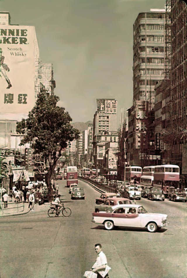 復古 桌布 壁紙 — 復古繁忙的城市街道，有復古汽車、雙層巴士和行人，天空朦朧。