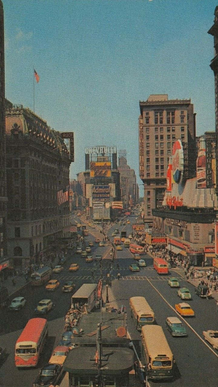 60s 桌布 壁紙 — 復古繁華的紐約市街道，充滿經典汽車、巴士和高聳的廣告牌，在晴朗的藍天下。
