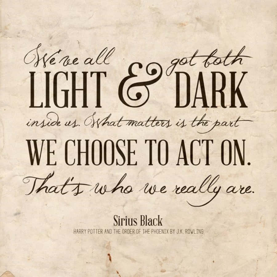 Harry Potter Quotes 桌布 壁紙 — 復古羊皮紙上以優雅黑色手寫體和粗襯線字體展示一句關於選擇內心光明或黑暗的勵志名言。