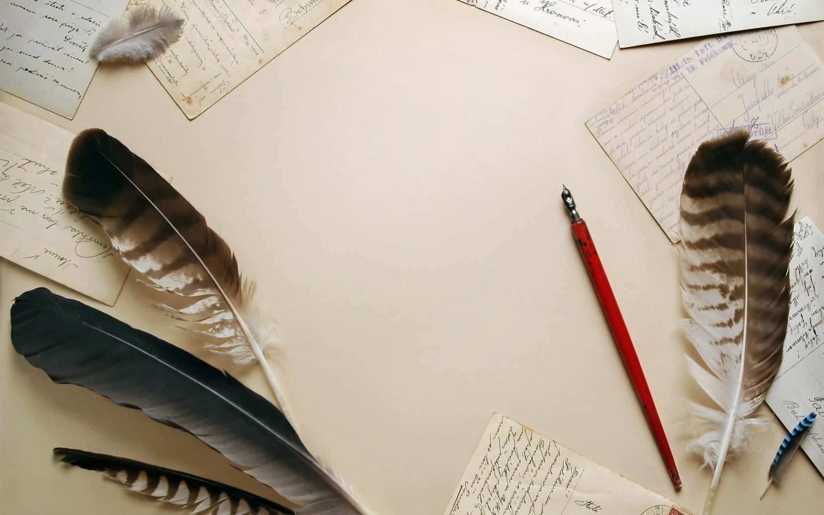 paper 桌布 壁紙 — 復古羽毛和手寫信件排列在奶油色表面上，配有一支紅色鋼筆。