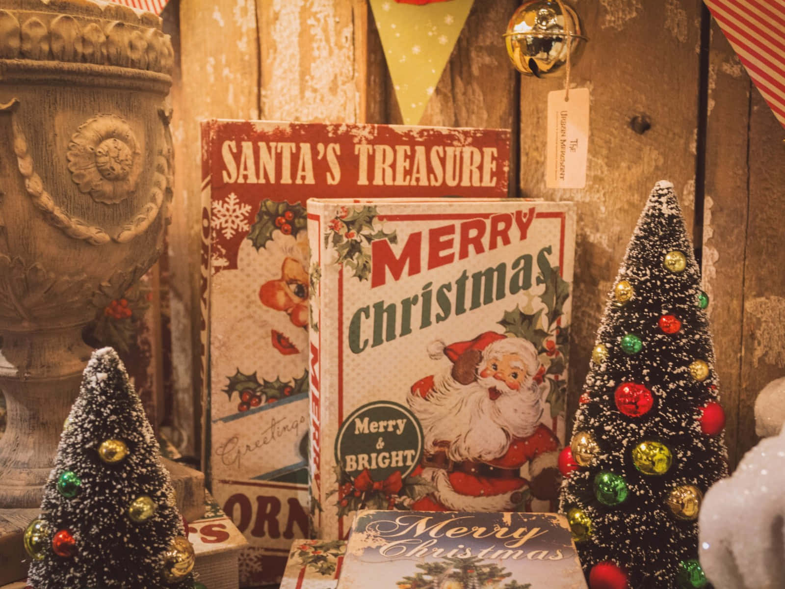 Microsoft Teams Christmas 桌布 壁紙 — 復古聖誕裝飾，以鄉村木牆為背景，搭配聖誕老人主題書籍和閃亮聖誕樹。