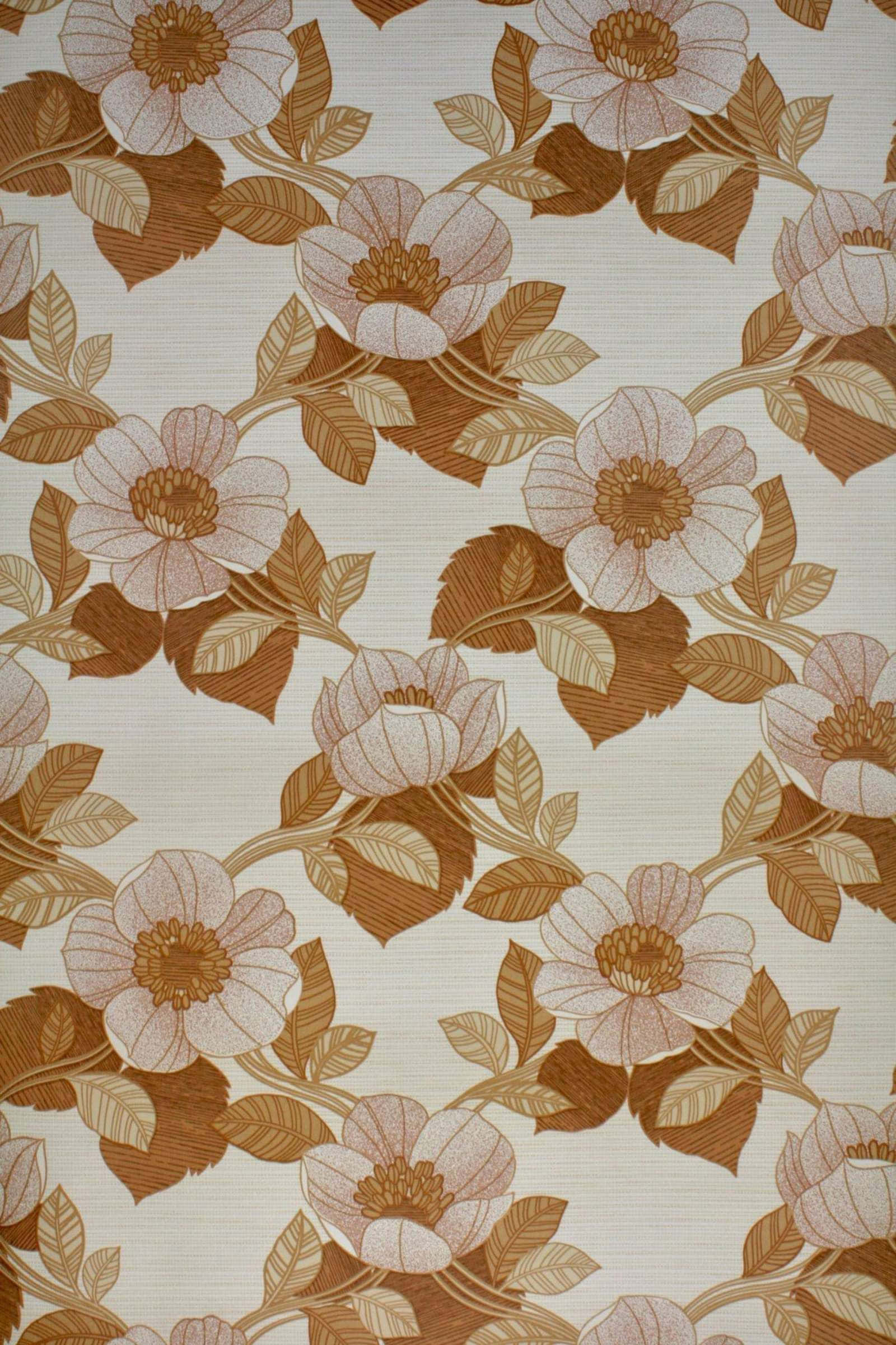 70s Floral 桌布 壁紙 — 復古花卉壁紙，在紋理米白色背景上重複出現奶油色和棕色花朵。
