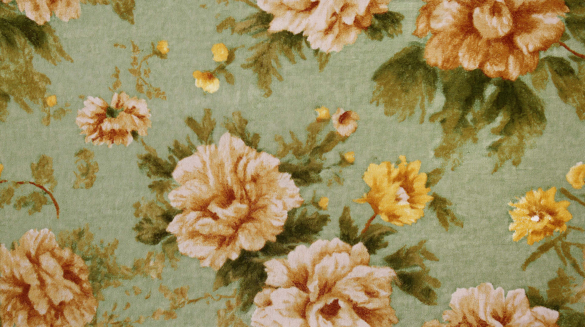 Vintage Botanical Print: Soft Floral Fabric Texture 壁紙 — 復古花卉壁紙，帶有大的蜜桃玫瑰、黃色雛菊和綠色葉子，背景為柔和的藍綠色。