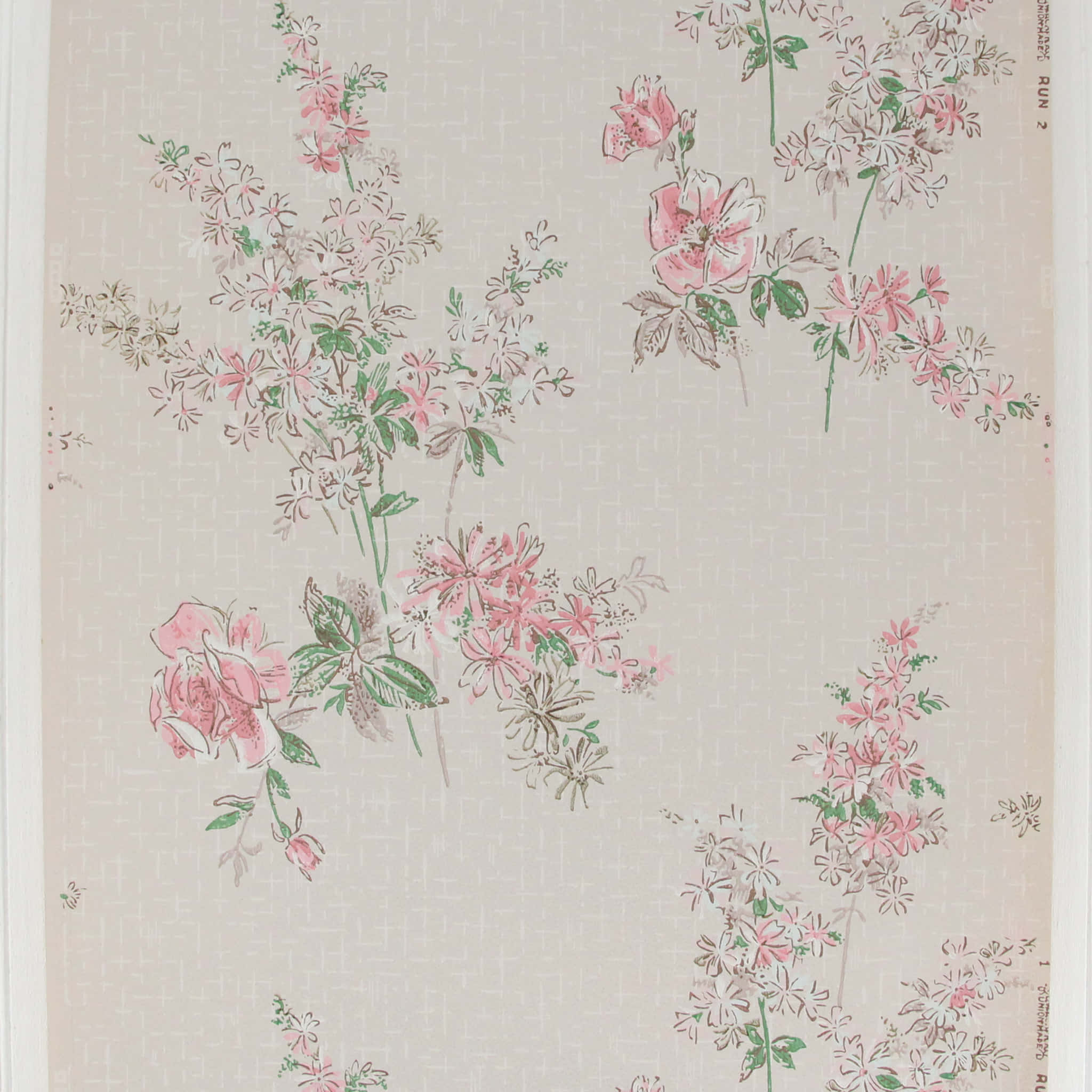 Vintage Flower 桌布 壁紙 — 復古花卉壁紙，帶有精緻的粉紅玫瑰和綠葉，背景為紋理奶油色。