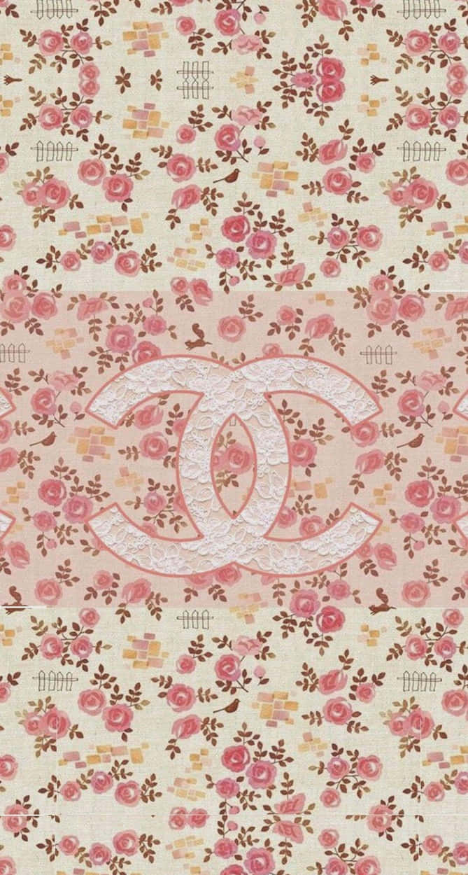 Chanel Aesthetic 桌布 壁紙 — 復古花卉壁紙圖案，以粉紅玫瑰和棕色葉子為特色，中央有一個大型白色 Chanel 標誌。