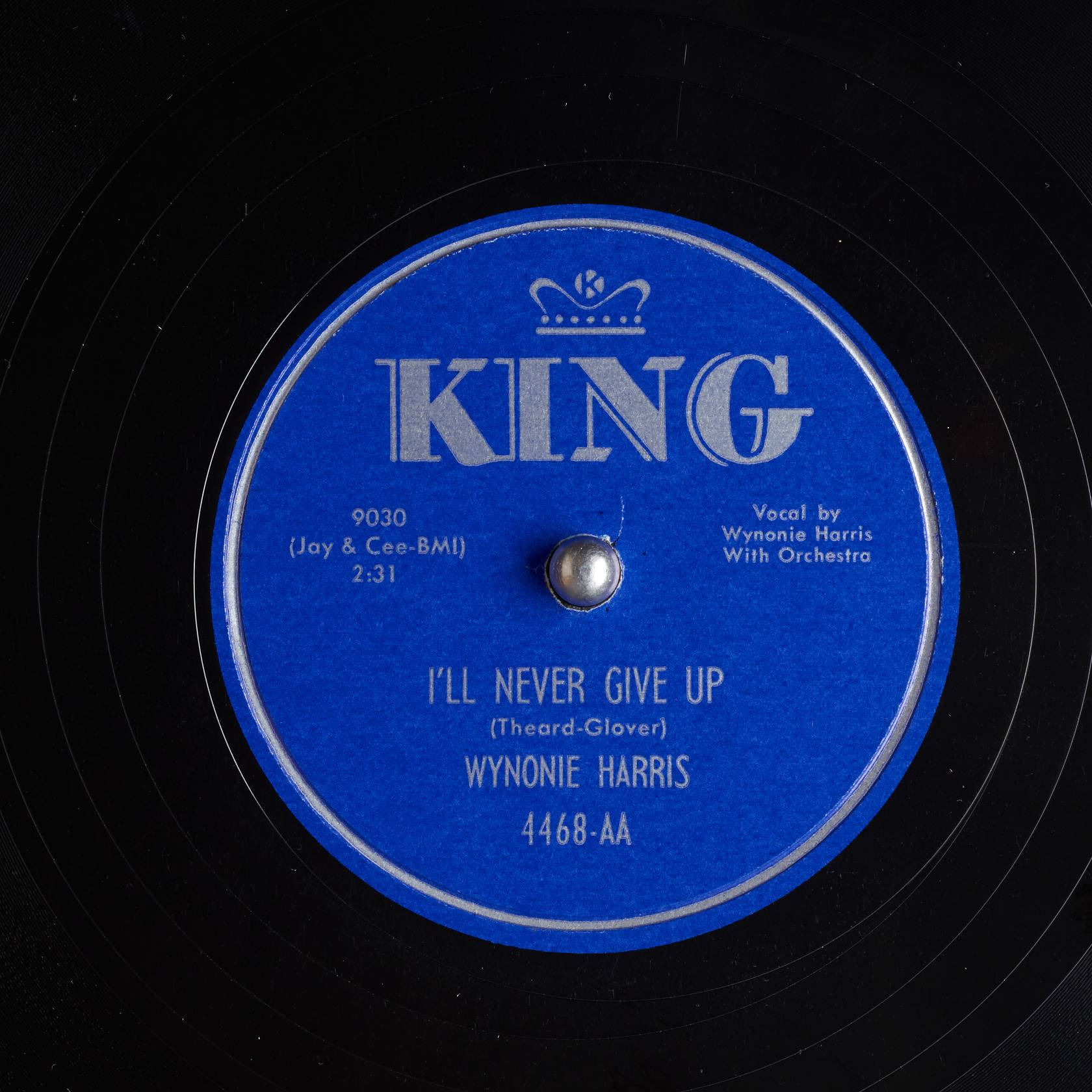 vinyl 桌布 壁紙 — 復古藍色 King Records 黑膠唱片標籤的特寫，帶有銀色文字和中央主軸孔。