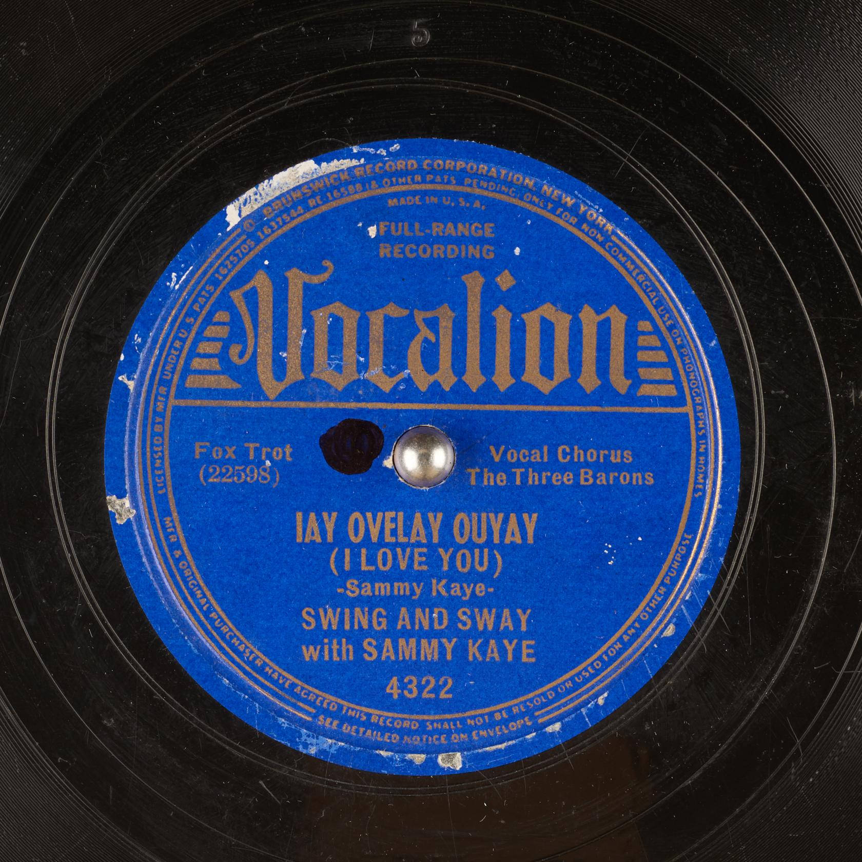 vinyl 桌布 壁紙 — 復古藍色Vocalion唱片標籤的特寫，金色文字顯示歌曲標題和藝術家名稱，位於磨損的黑色黑膠唱片上。