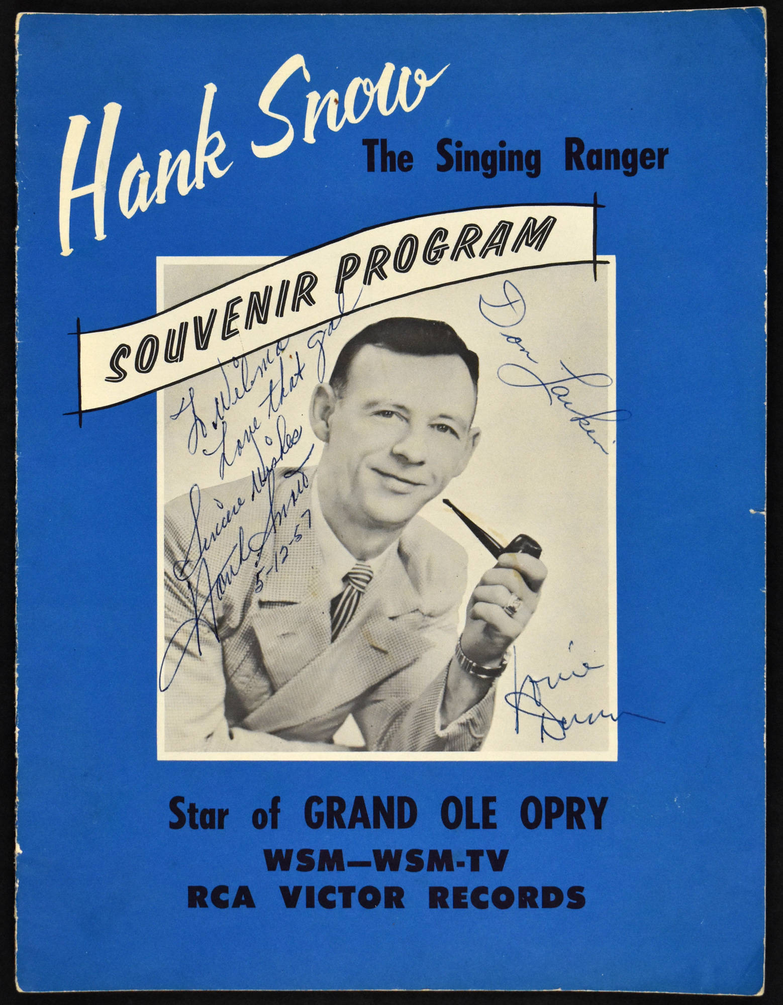 音樂 桌布 壁紙 — 復古藍色紀念節目封面， featuring Hank Snow 拿著煙斗，上面有多個簽名和文字。
