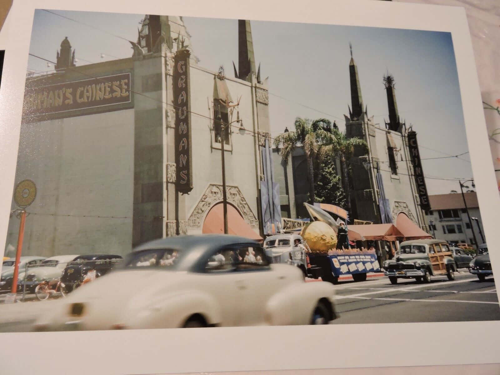 Retro 桌布 壁紙 — 復古街景，Grauman's Chinese Theatre 與經典汽車在明亮日光下行駛。