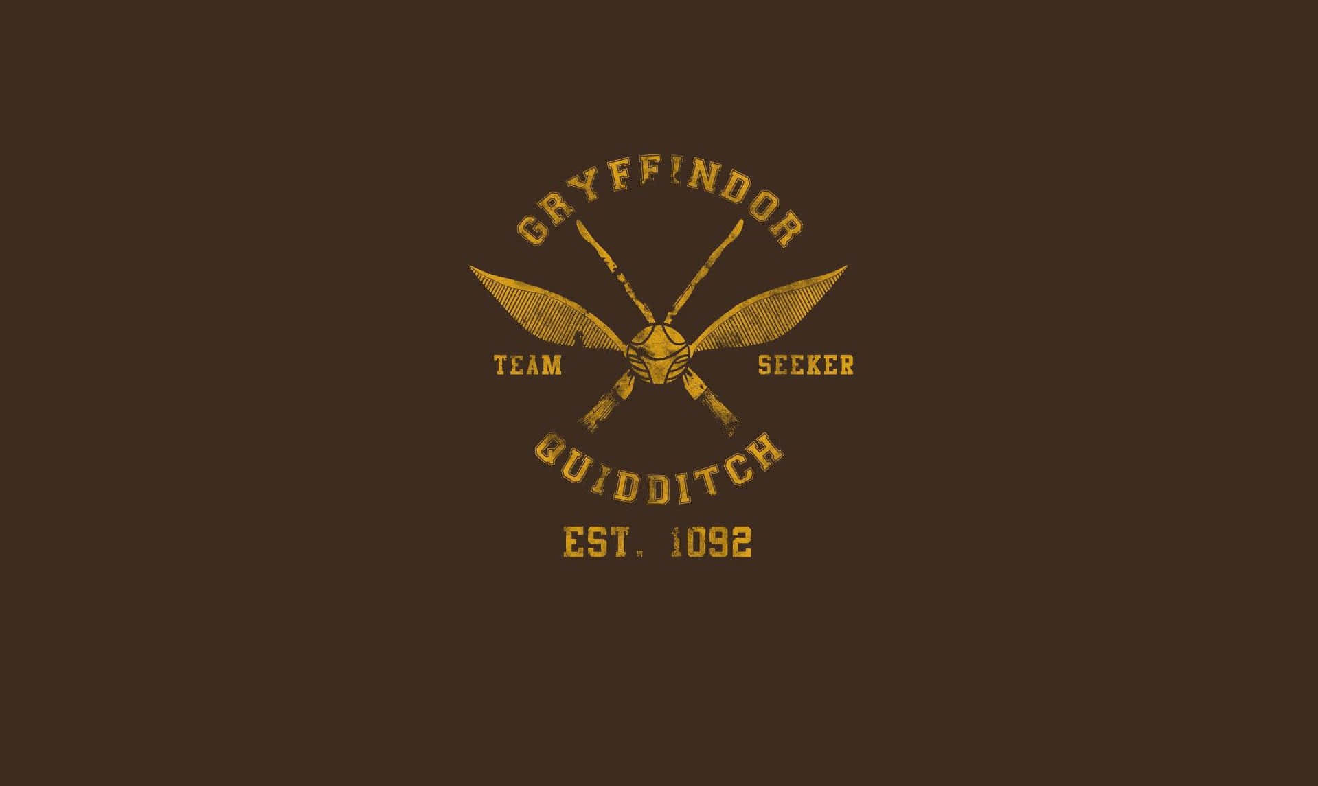 Harry Potter Gryffindor 桌布 壁紙 — 復古金色葛萊芬多魁地奇球隊標誌，帶有交叉的掃帚和搜捕手徽章，背景為深棕色。