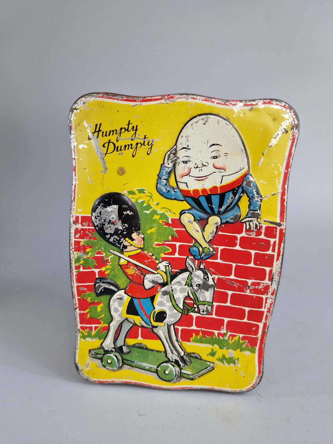Cartoon 桌布 壁紙 — 復古錫牌描繪 Humpty Dumpty 坐在紅磚牆上，一名士兵騎著帶輪子的馬靠近。