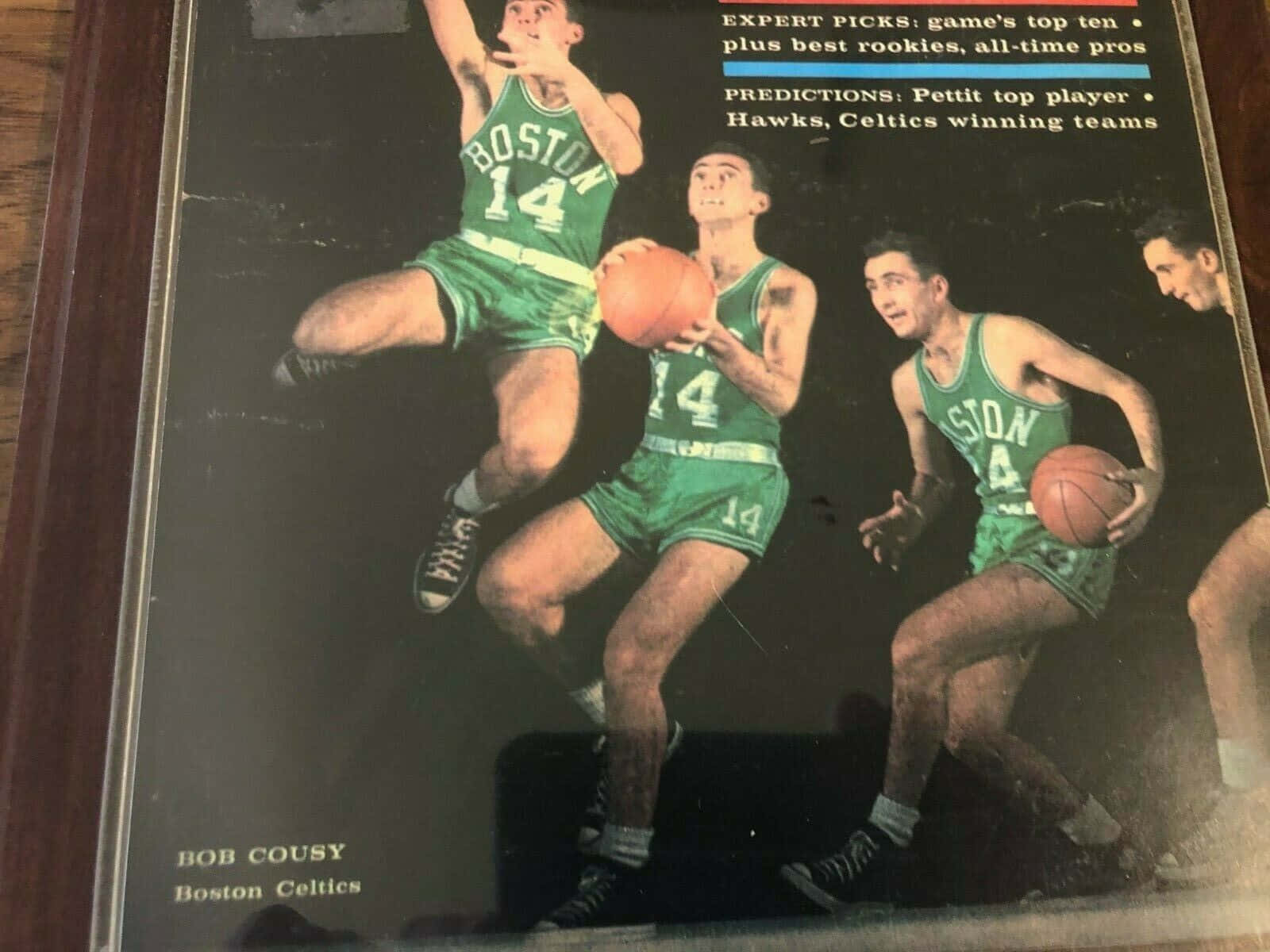 籃球 桌布 壁紙 — 復古雜誌封面，Bob Cousy 身穿綠色波士頓塞爾提克球衣，在動態籃球比賽中騰空而起。