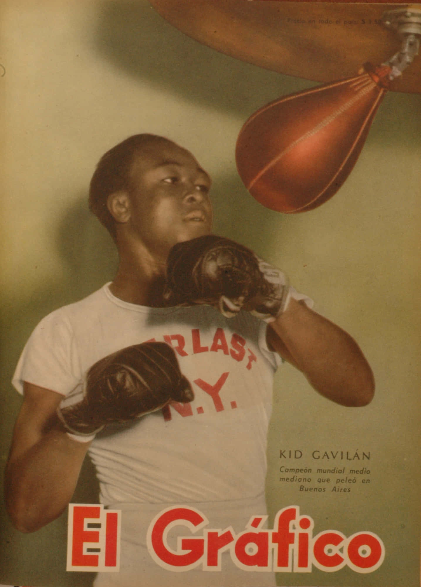 復古 桌布 壁紙 — 復古雜誌封面， featuring 拳擊手 Kid Gavilán 身穿白色 Everlast 襯衫和手套，準備擊打紅色沙包。