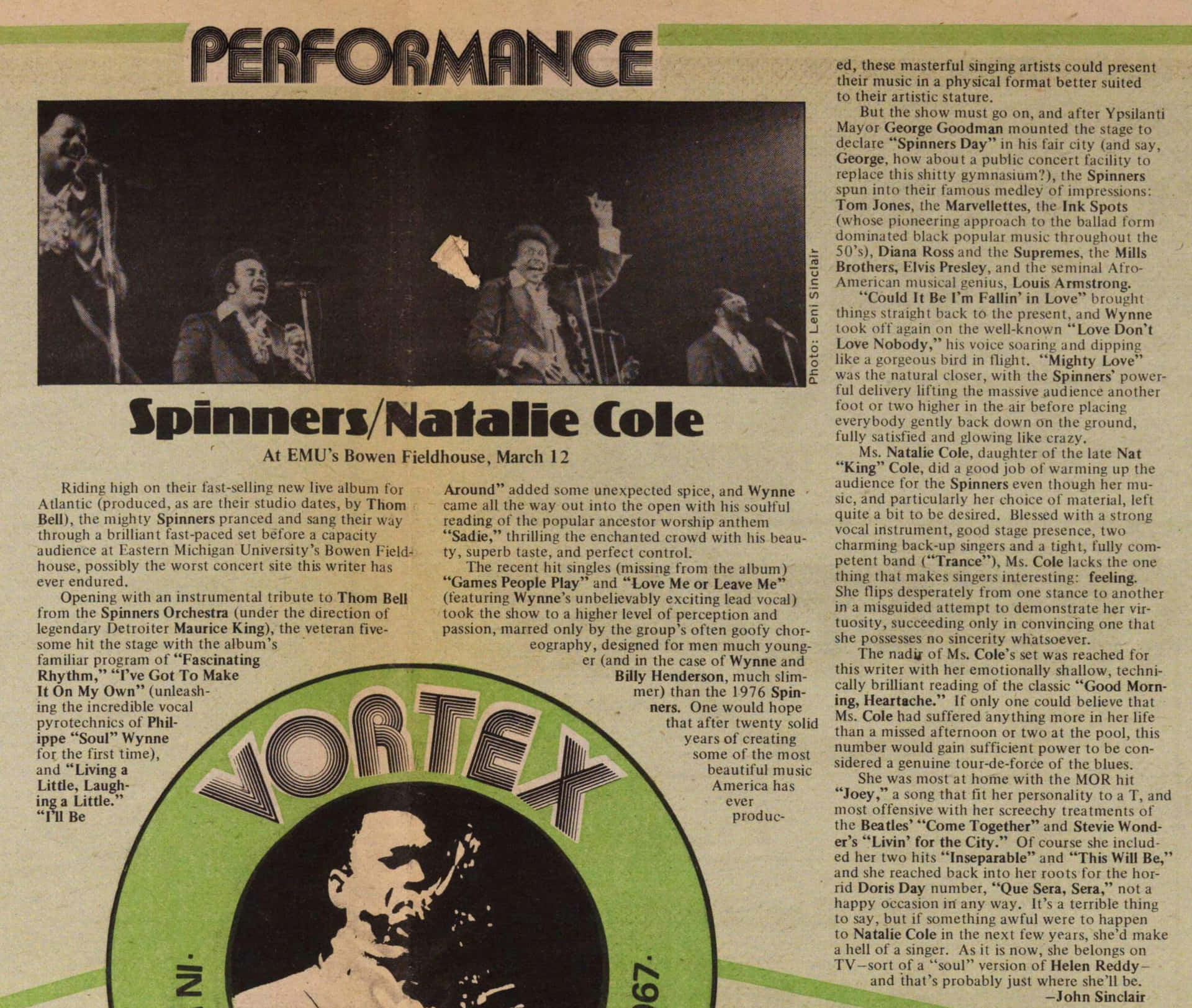 Rappers 桌布 壁紙 — 復古雜誌頁面， featuring 一張 Natalie Cole 和 Spinners 在 EMU 的 Bowen Fieldhouse 現場表演的黑白照片。