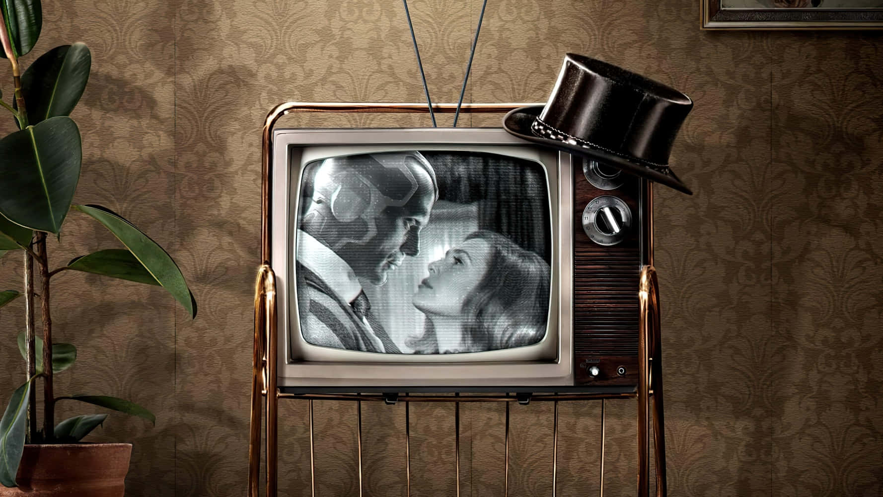tv 桌布 壁紙 — 復古電視配高帽，在圖案壁紙和盆栽植物前展示黑白浪漫場景。